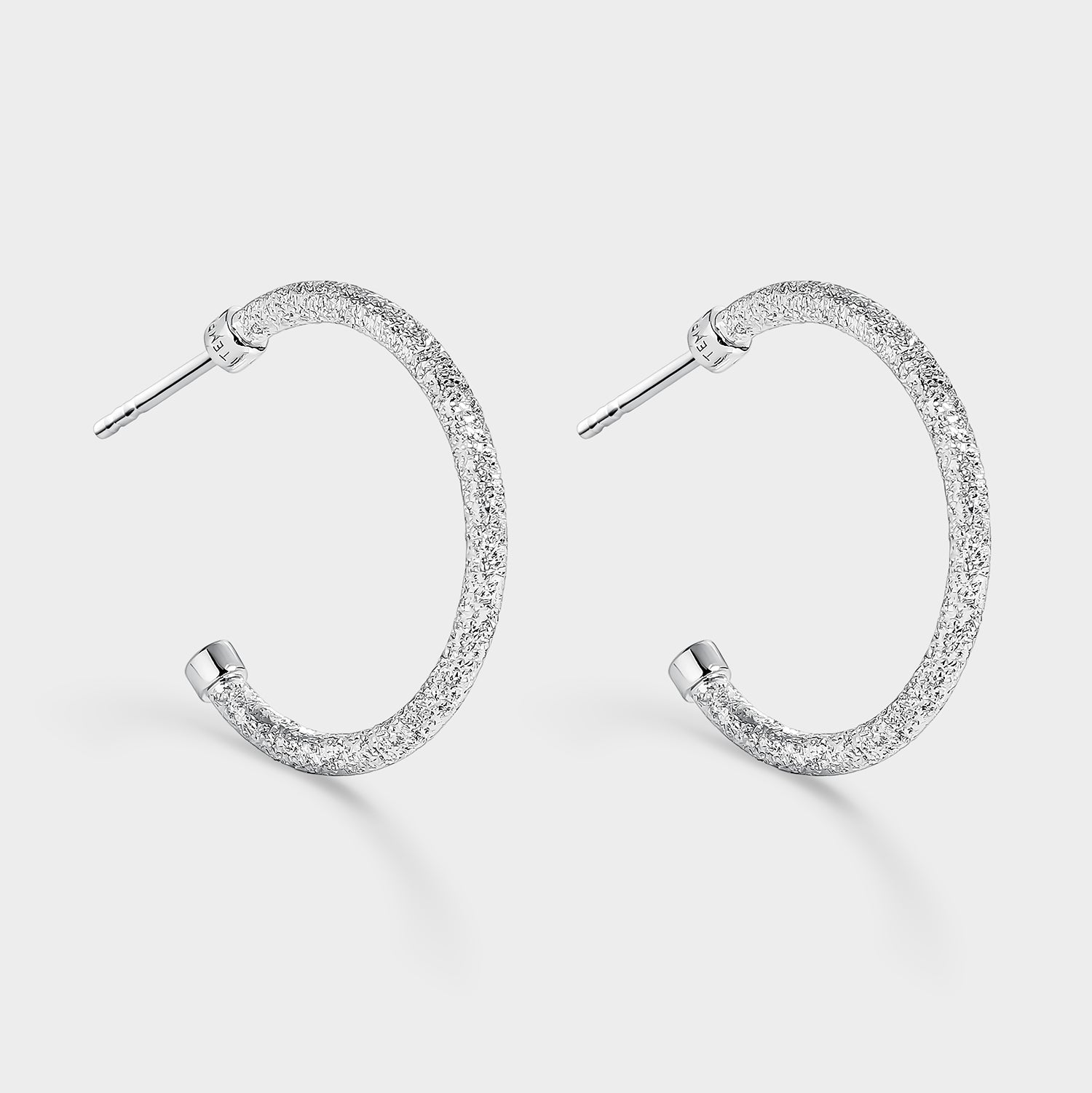 Pendientes aros de 25 mm con textura brillante, bañados en oro rosa de 18K, mostrando su elegante diseño moderno.