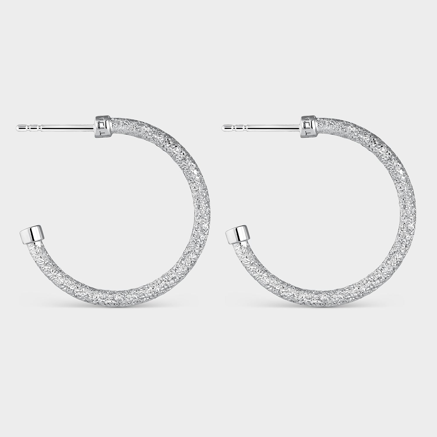 Pendientes aros de 25 mm con textura brillante, bañados en oro rosa de 18K, mostrando su elegante diseño moderno.