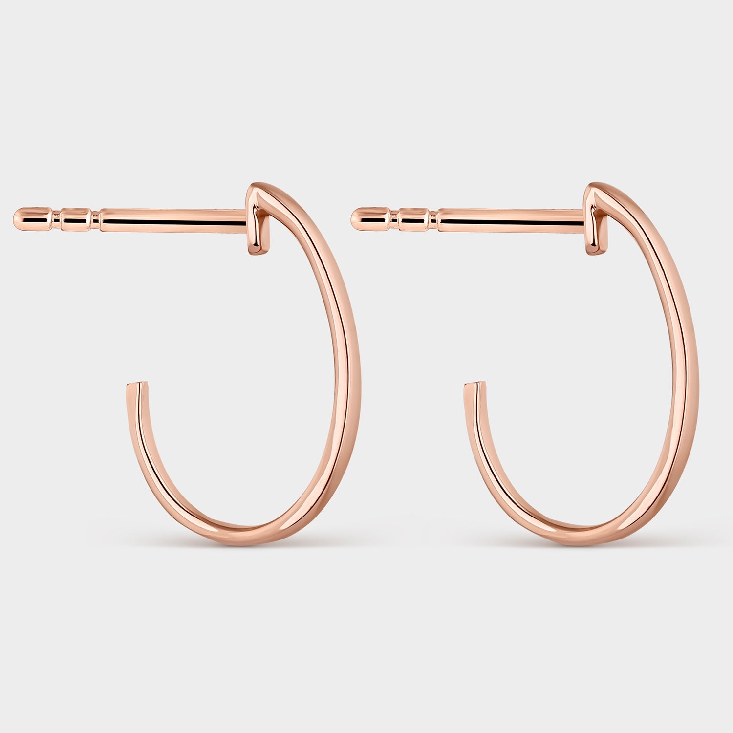 Pendientes aros abiertos en oro rosa con diseño de letra 'C' en el centro, elaborados en plata de alta calidad.