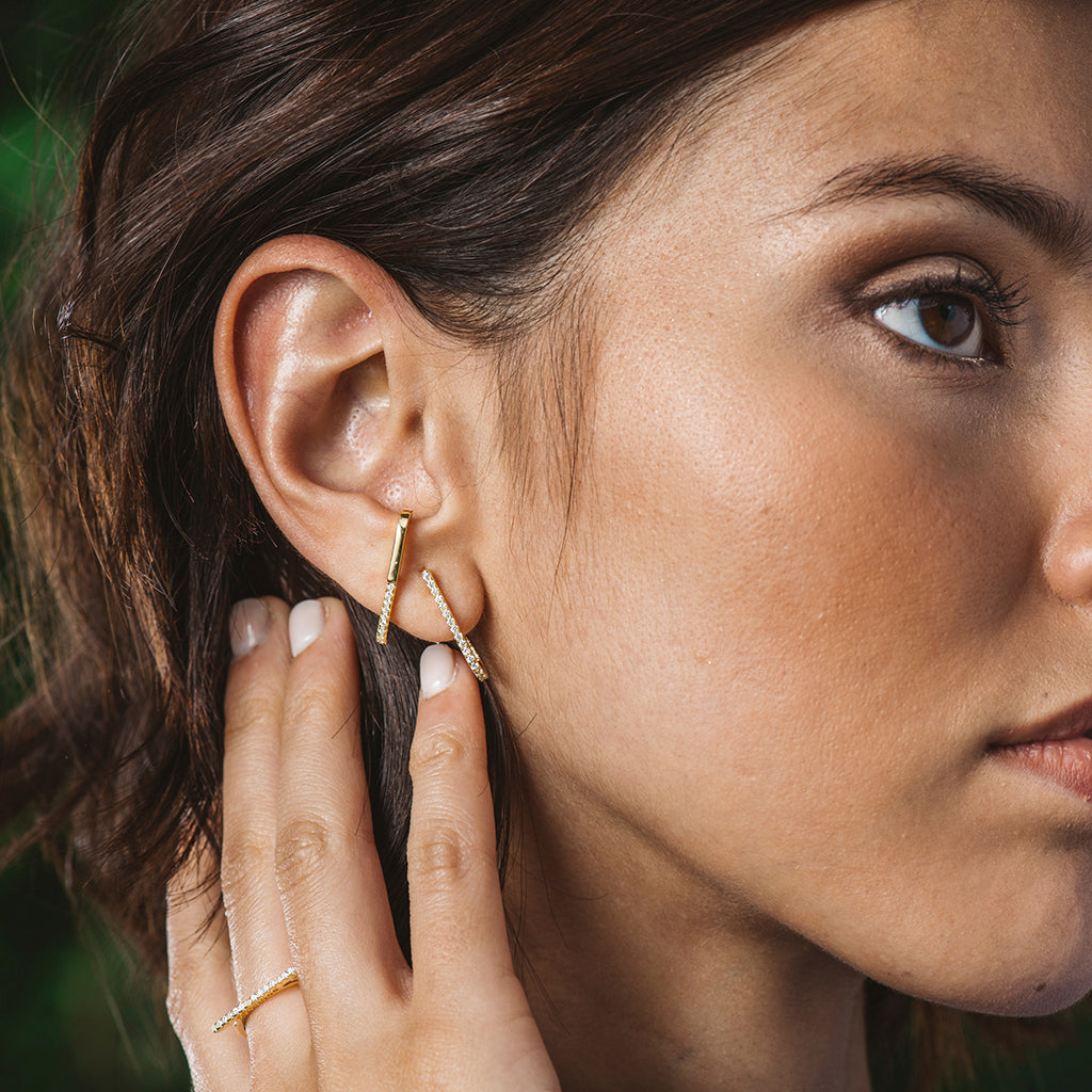 Pendientes elegantes en forma de U, bañados en oro 18k con circonitas brillantes, presentados en una caja de regalo.