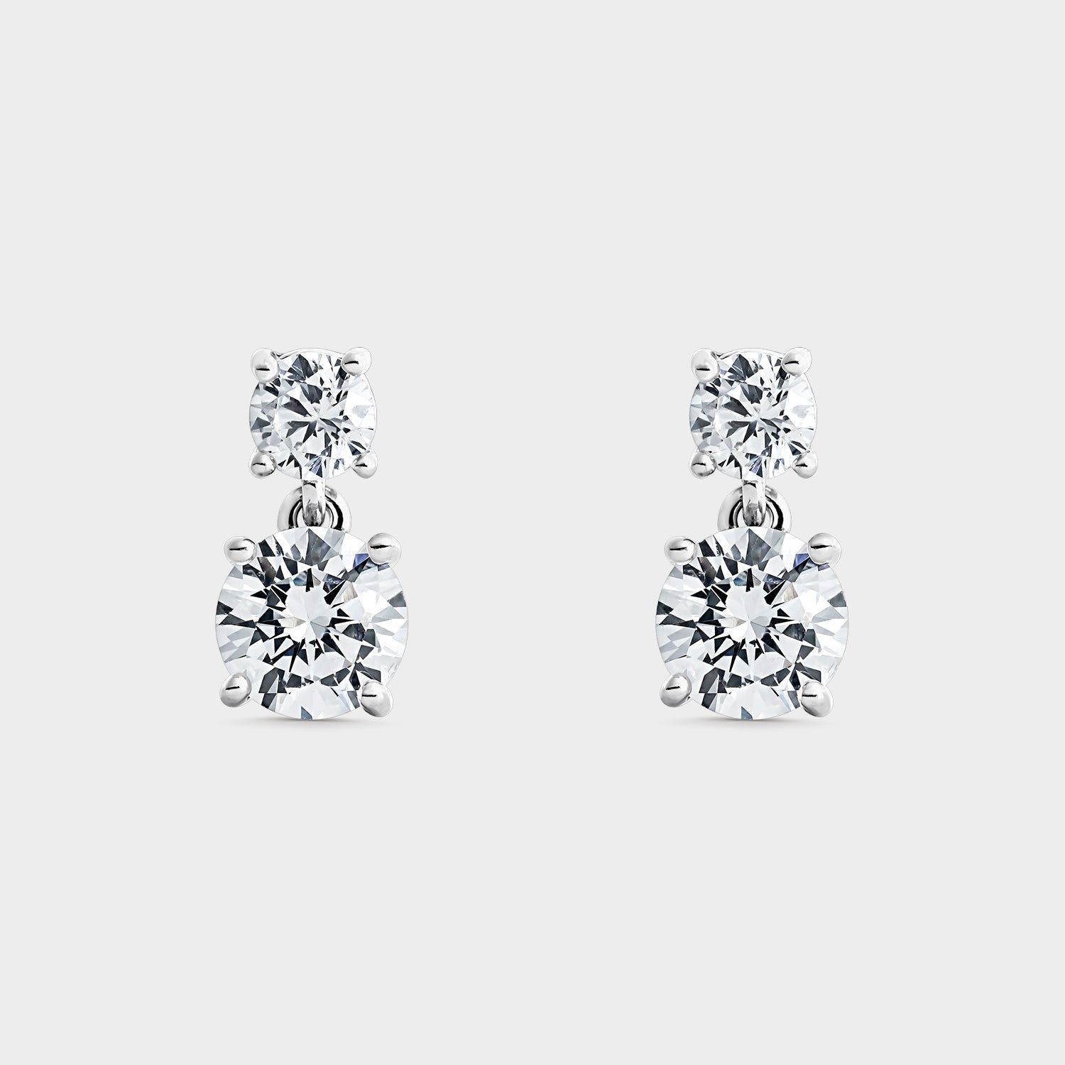 Pendientes colgantes de plata con circonitas blancas, elegantes y delicados, perfectos para ocasiones especiales.