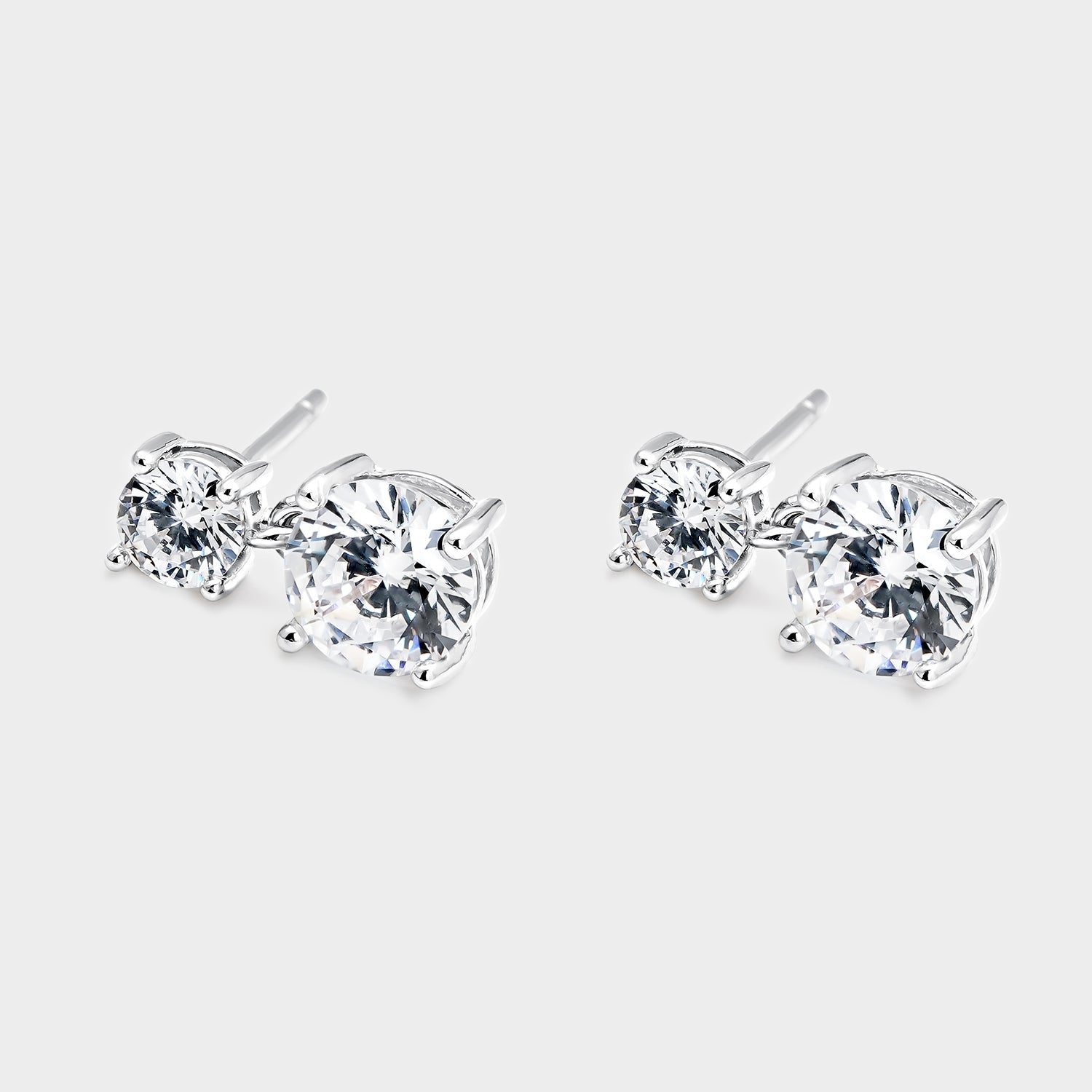 Pendientes colgantes de plata con circonitas blancas, elegantes y delicados, perfectos para ocasiones especiales.