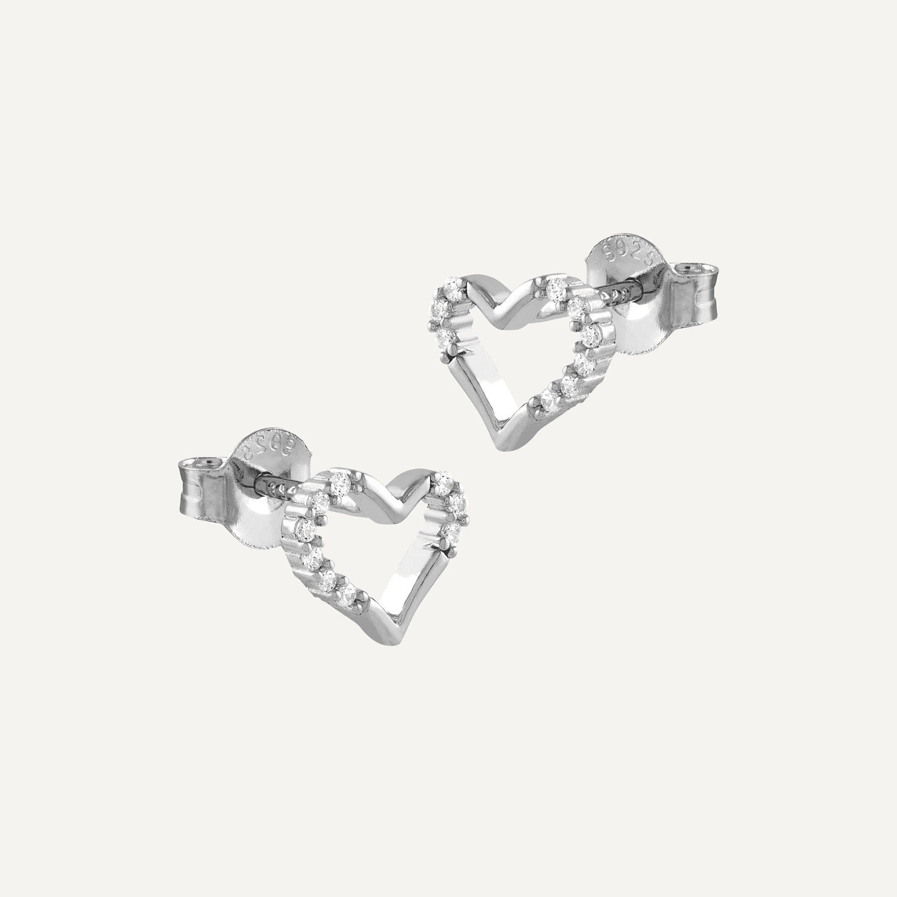 Pendientes en forma de corazón de plata con circonitas blancas brillantes, elegantes y sofisticados.