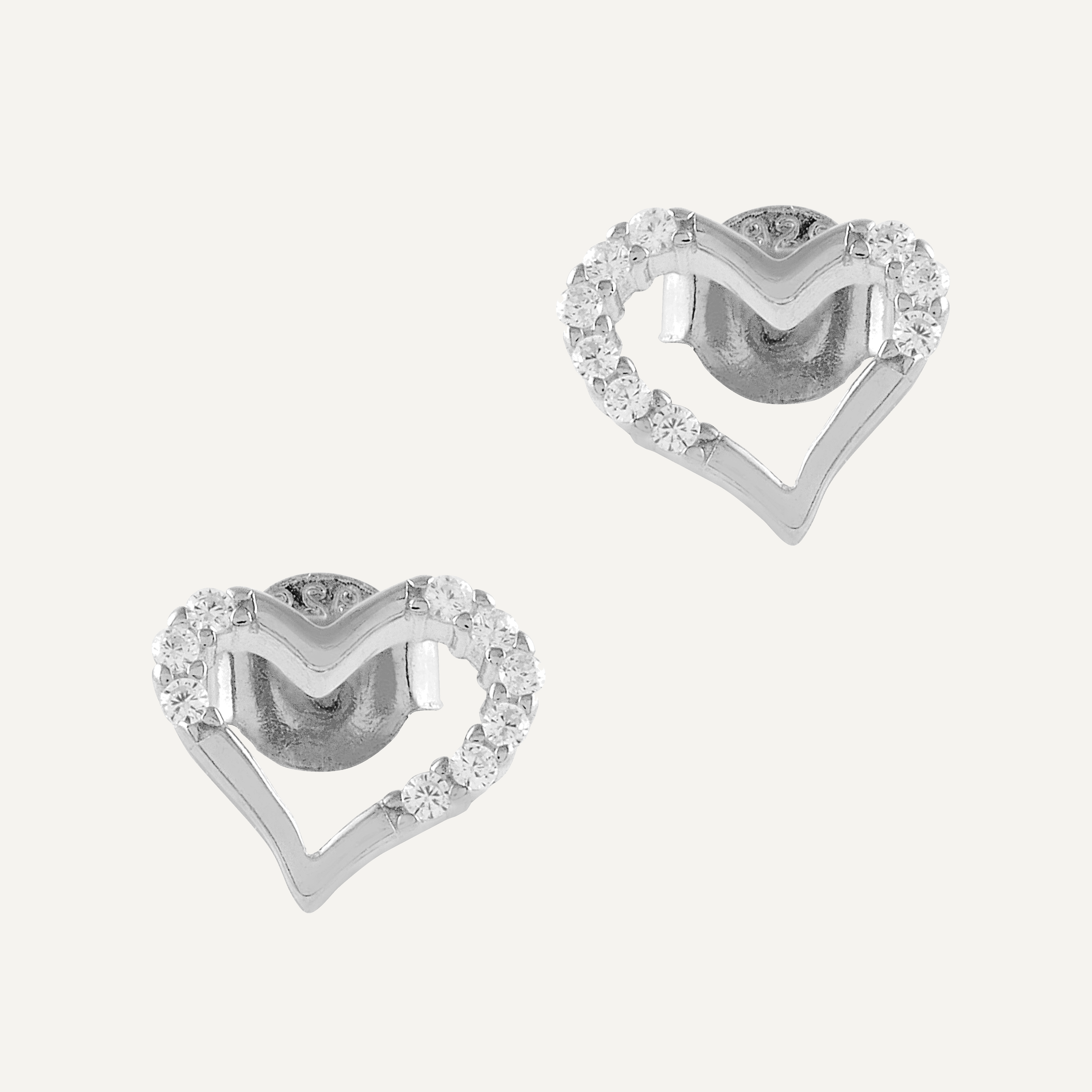 Pendientes en forma de corazón de plata con circonitas blancas brillantes, elegantes y sofisticados.