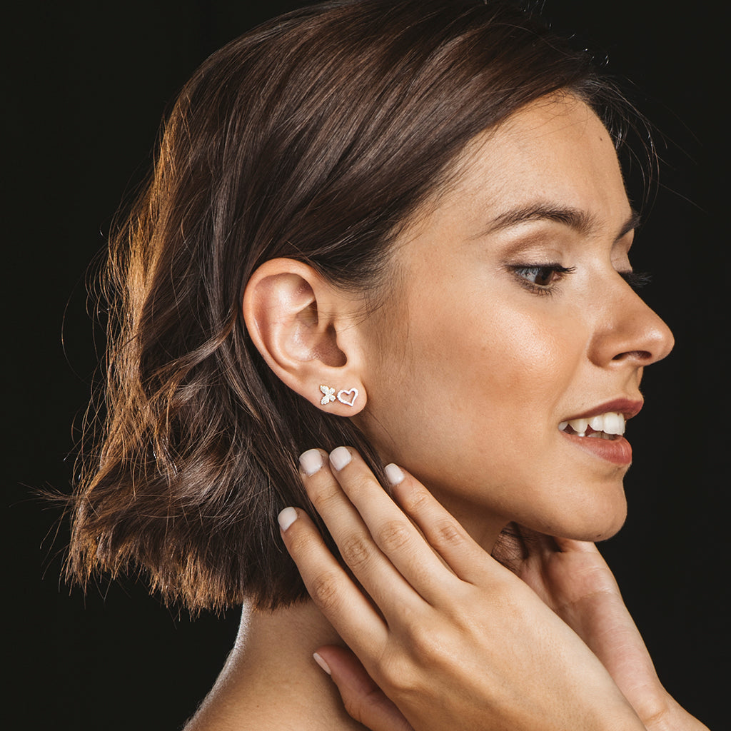 Pendientes en forma de corazón de plata con circonitas blancas brillantes, elegantes y sofisticados.