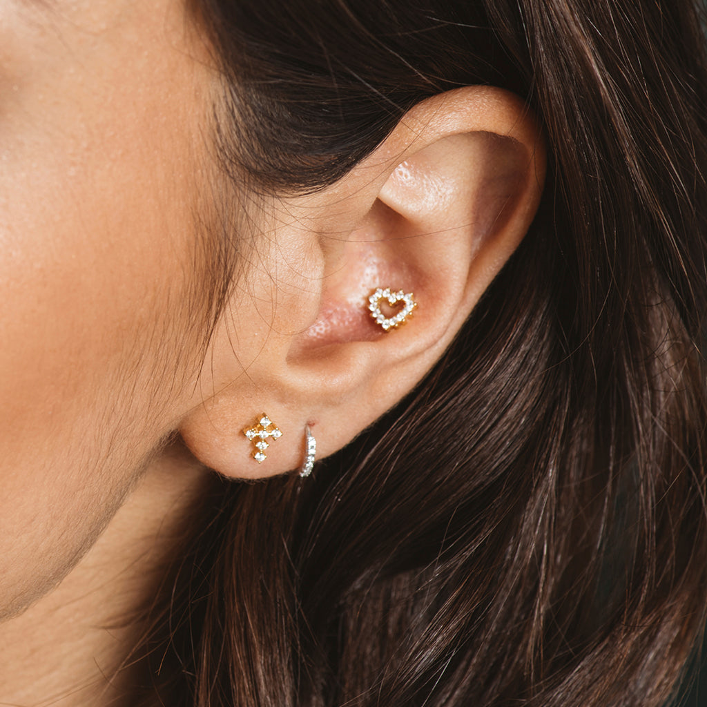 Pendientes Corona de Corazón de Plata bañados en oro amarillo con circonitas blancas, elegantes y sofisticados.