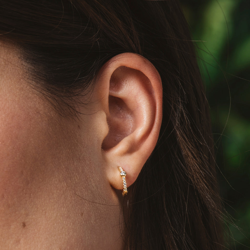 Pendientes criolla de plata bañada en oro con circonitas blancas y circonita oval central, elegantes y sofisticados.