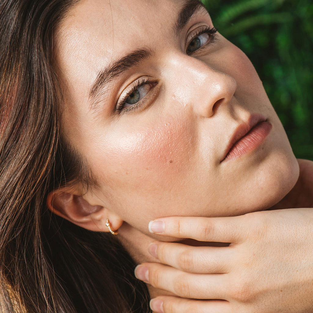 Pendientes criolla de plata bañada en oro con circonitas blancas y circonita oval central, elegantes y sofisticados.