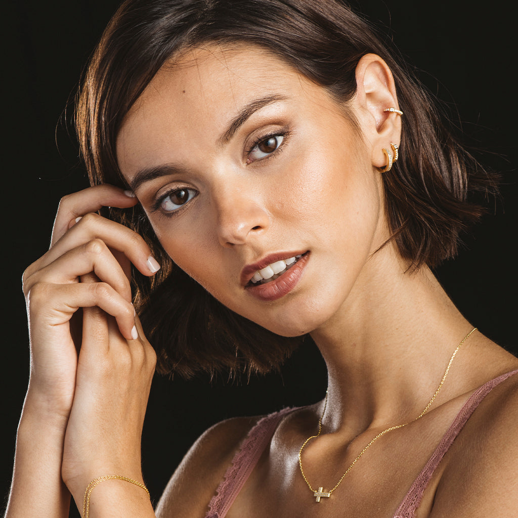 Pendientes criolla de plata bañada en oro con circonitas blancas y circonita cuadrada central, elegantes y sofisticados.