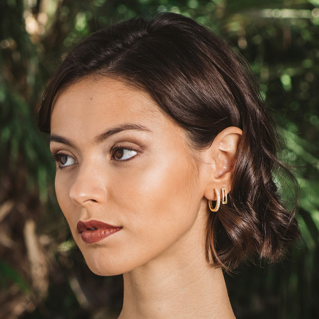 Pendientes criolla de plata bañada en oro con circonitas blancas, elegantes y sofisticados, perfectos para cualquier ocasión.