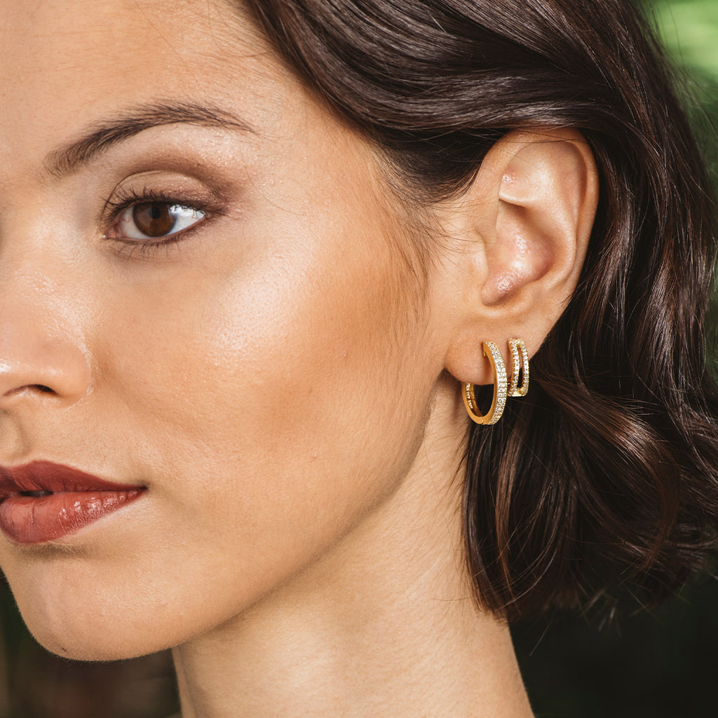 Pendientes criolla de plata bañada en oro con circonitas blancas, elegantes y sofisticados, perfectos para cualquier ocasión.