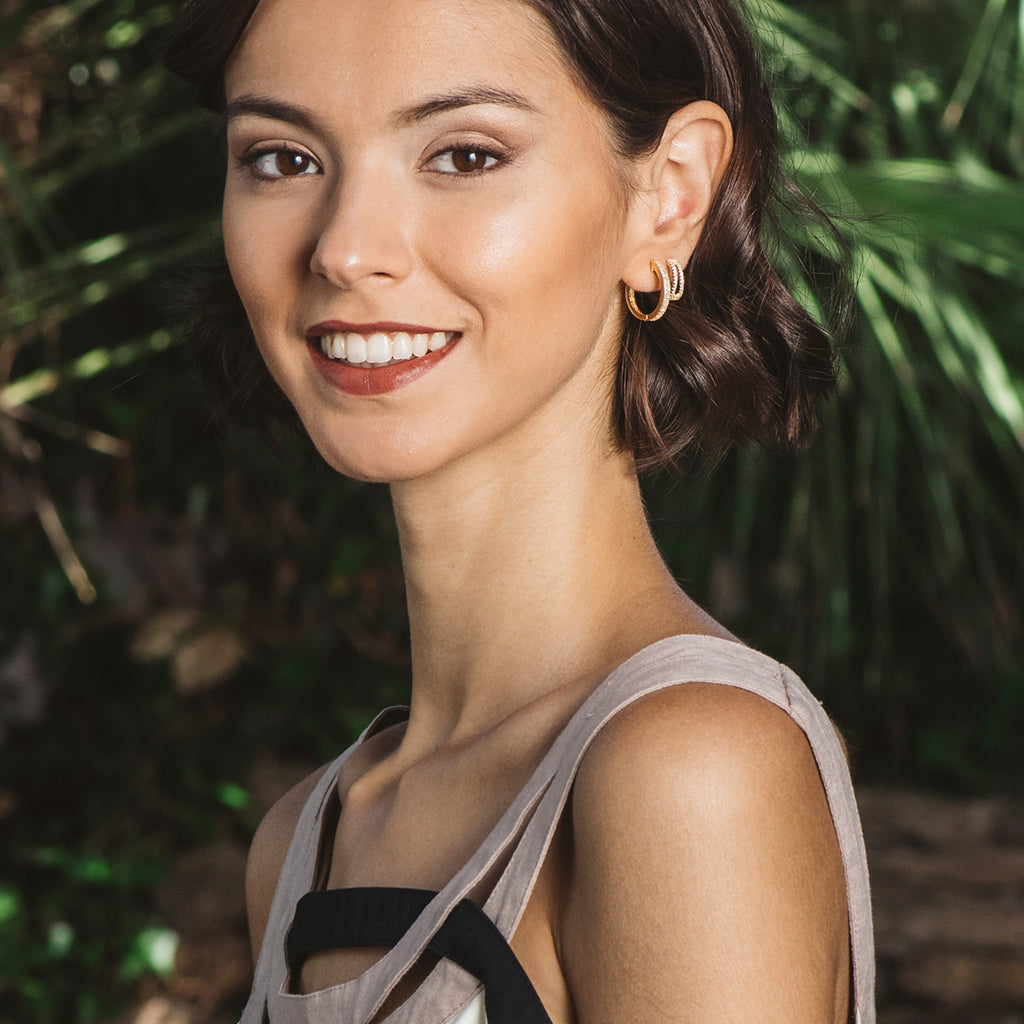 Pendientes criolla de plata bañada en oro con circonitas blancas, elegantes y sofisticados, perfectos para cualquier ocasión.