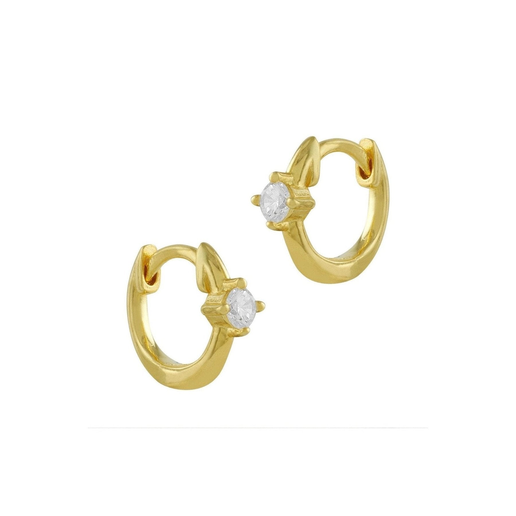 Pendientes criolla de plata bañada en oro con circonitas, presentados en una elegante caja de regalo.