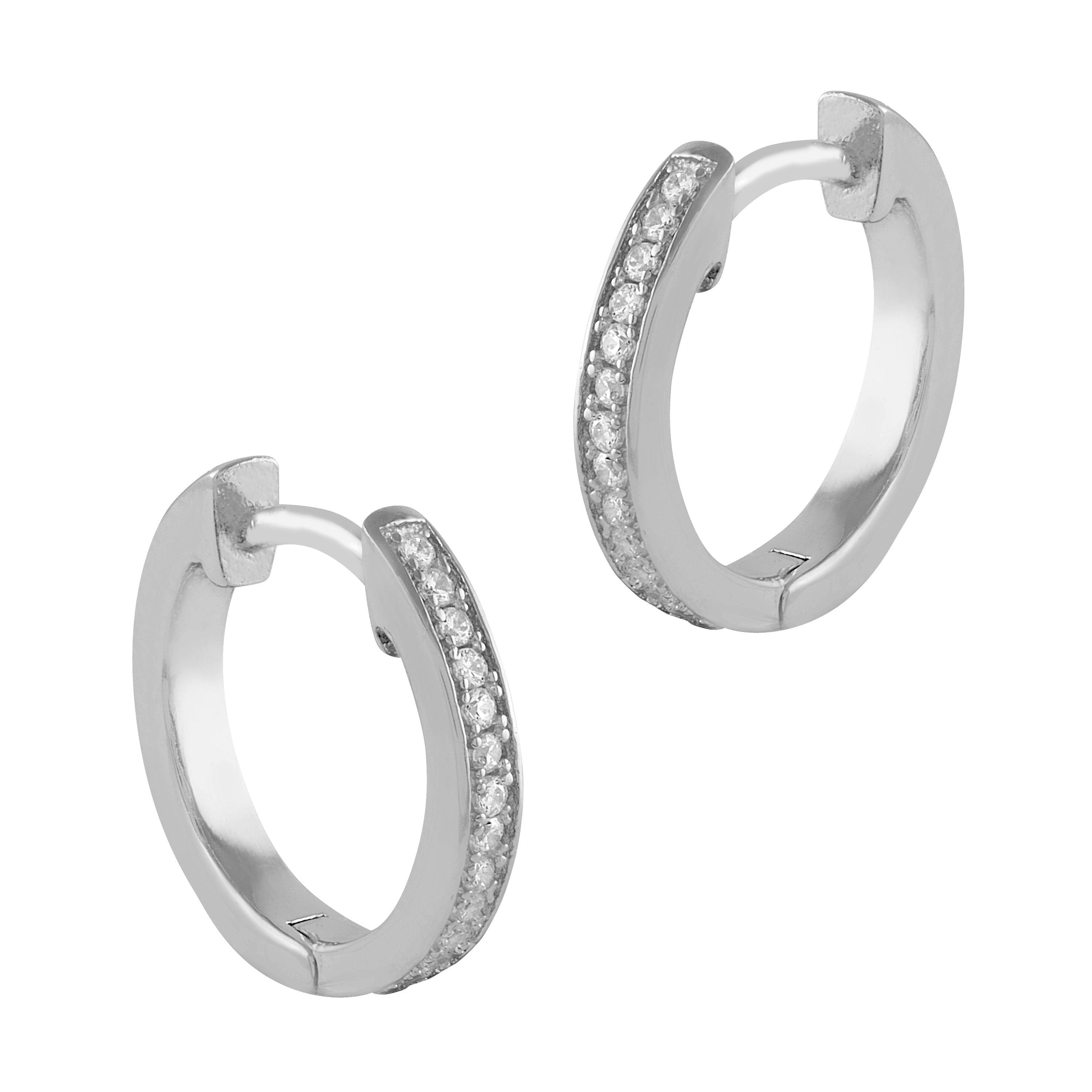 Pendientes criolla de plata con circonitas blancas en un carril, elegantes y sofisticados, ideales para ocasiones especiales.