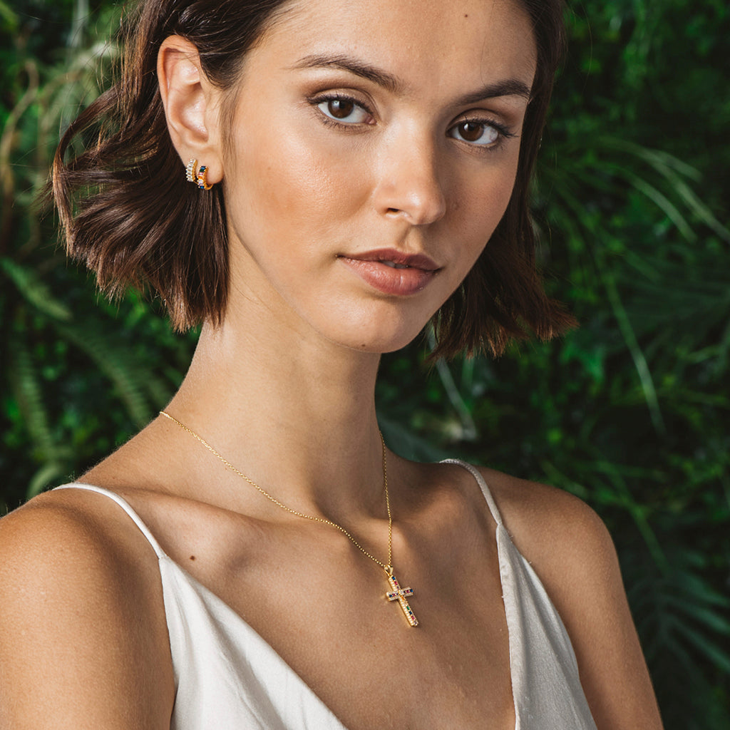 Pendientes criolla de plata bañada en oro con circonitas brillantes, elegantes y sofisticados, perfectos para cualquier ocasión.