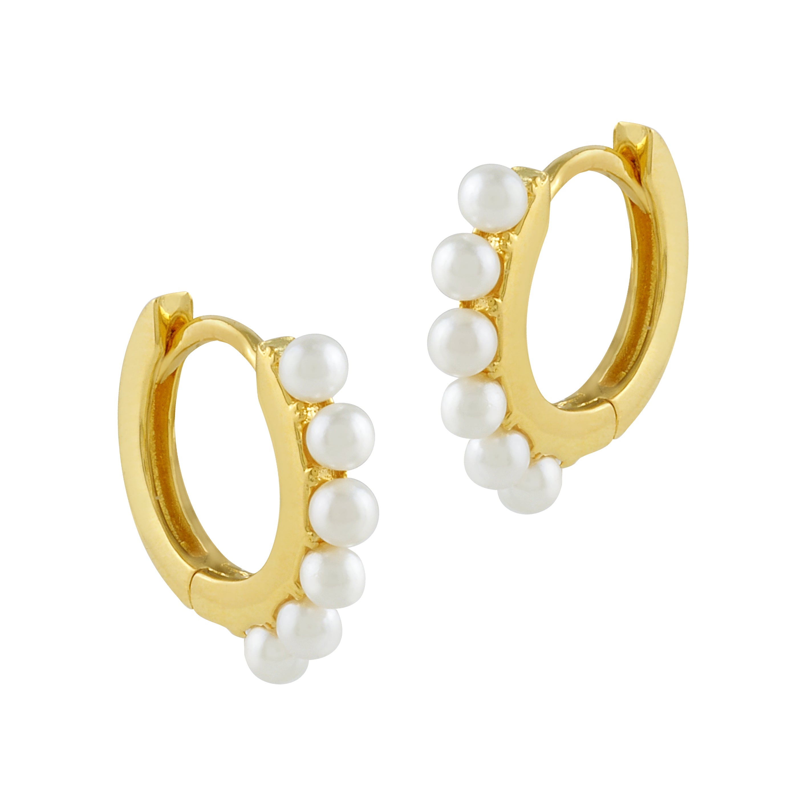 Pendientes criolla de plata bañada en oro con perlitas, mostrando su elegante diseño y brillo.