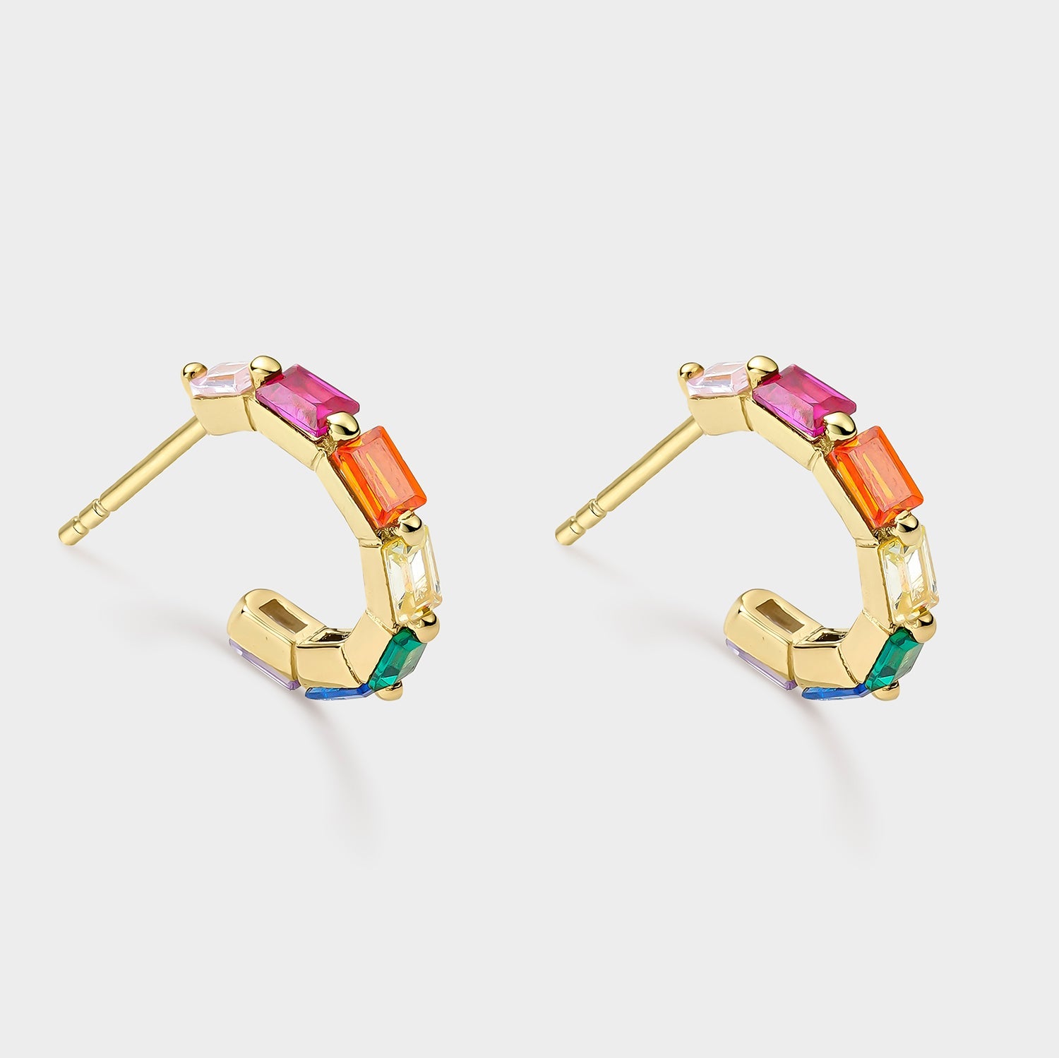 Pendientes criollas de plata bañada en oro amarillo con circonitas multicolor rectangulares, elegantes y versátiles.