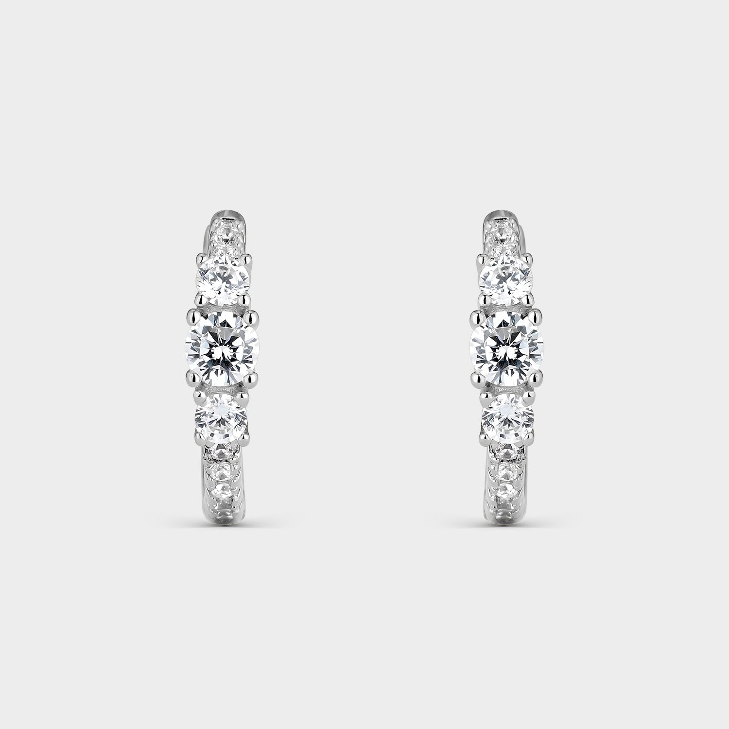 Pendientes criollas de plata con circonitas blancas brillantes, mostrando su diseño elegante y atemporal.