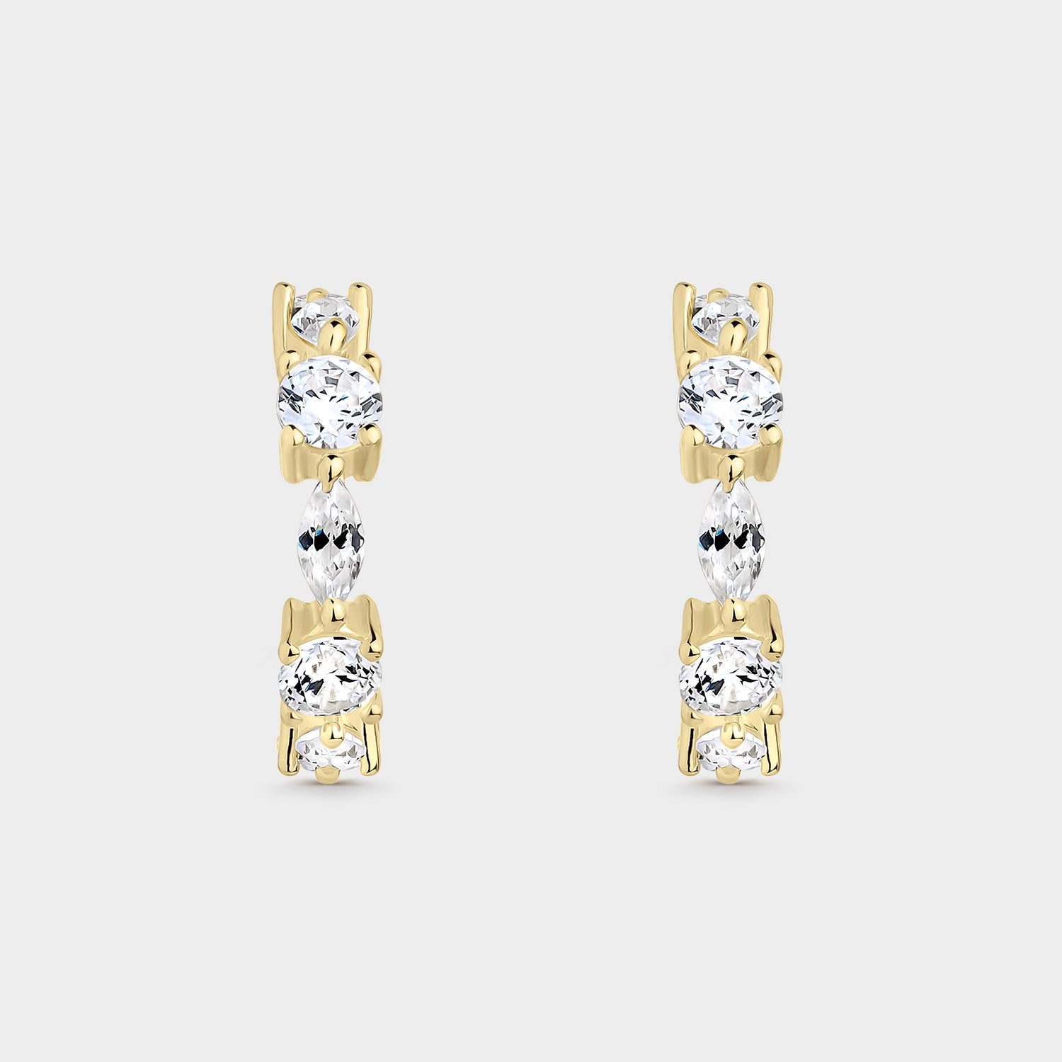 Pendientes criollas bañados en oro amarillo con circonitas blancas, mostrando su brillo y diseño elegante.