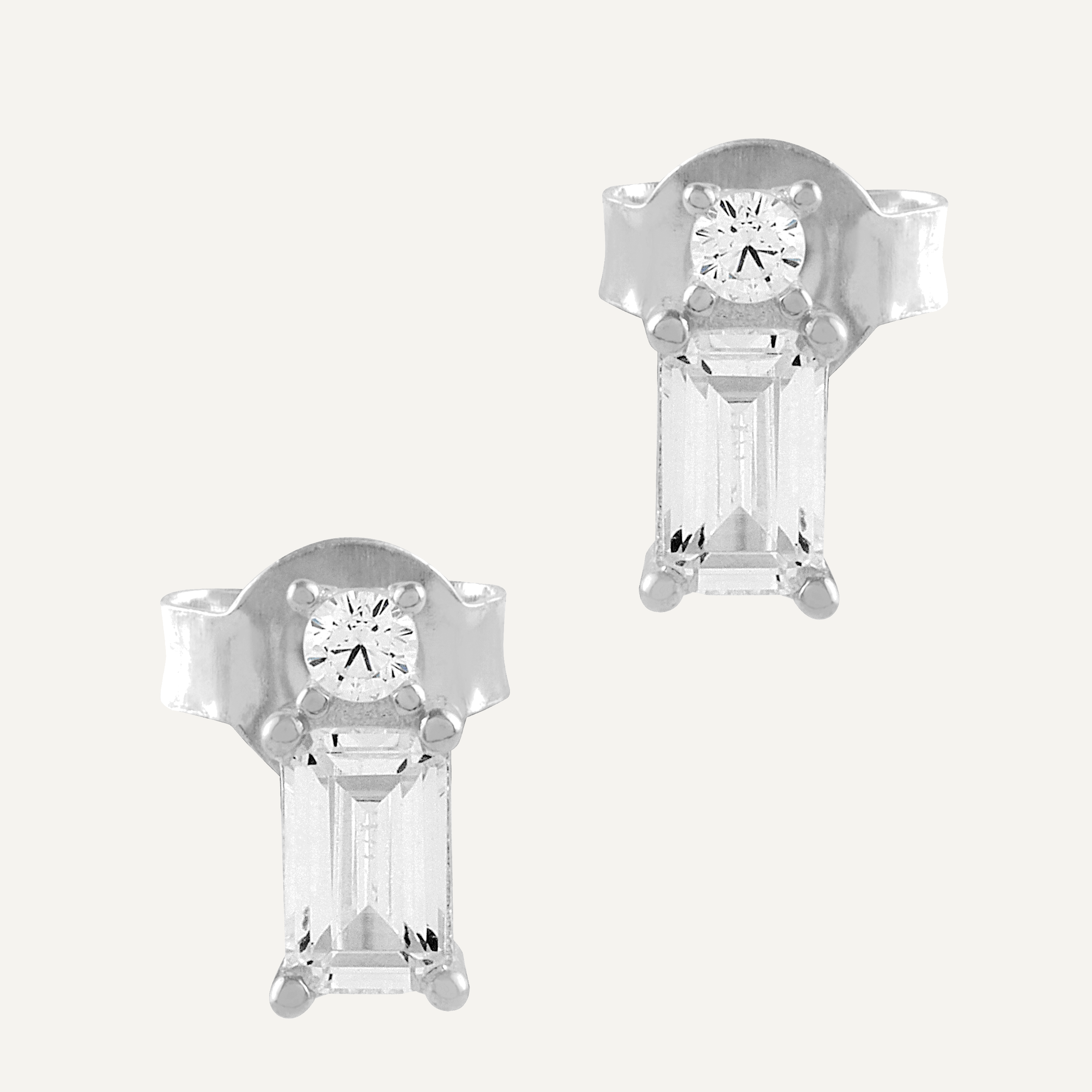 Pendientes de plata con circonitas redondas y rectangulares, engastados en 4 garras, brillantes y elegantes.