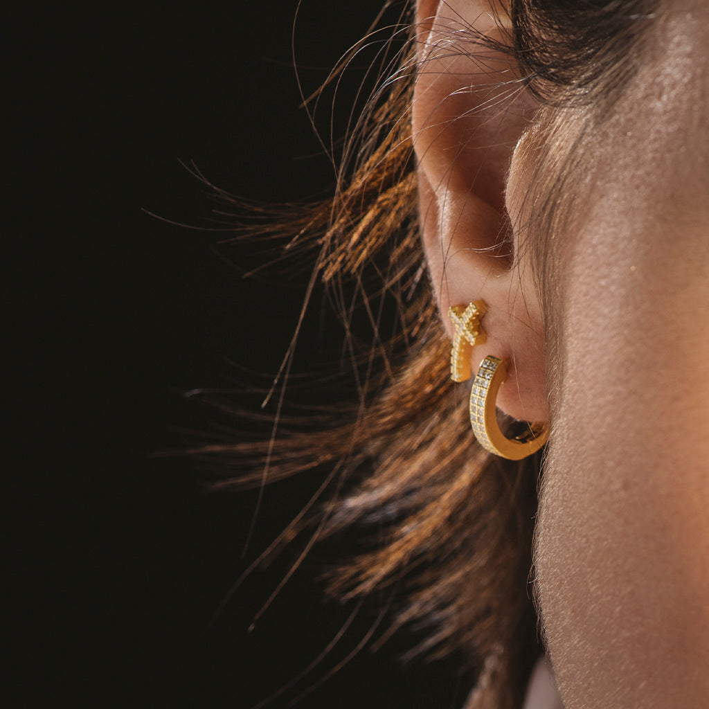 Pendientes de plata bañada en oro con diseño de cruz alargada y circonitas brillantes, perfectos para cualquier ocasión.