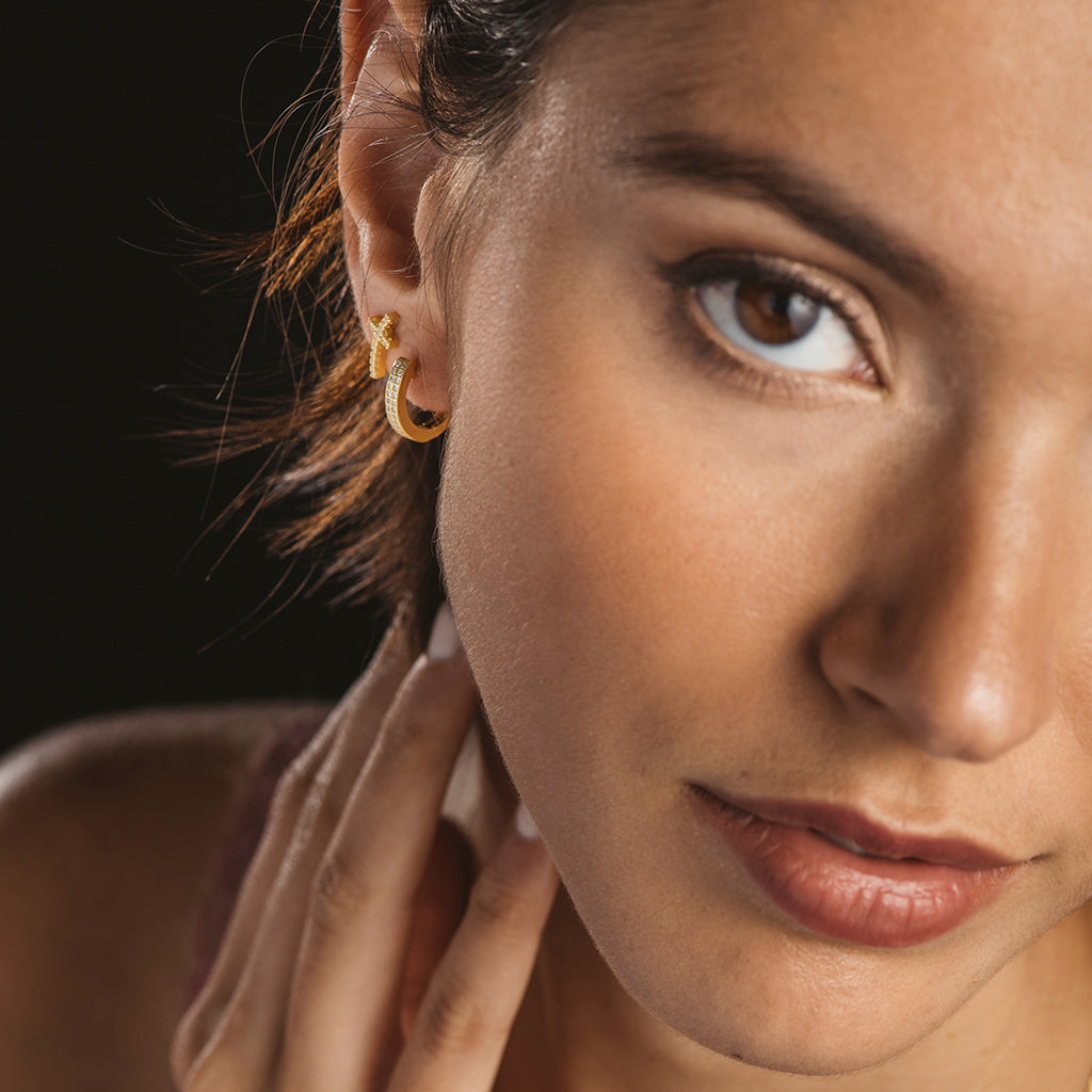 Pendientes de plata bañada en oro con diseño de cruz alargada y circonitas brillantes, perfectos para cualquier ocasión.