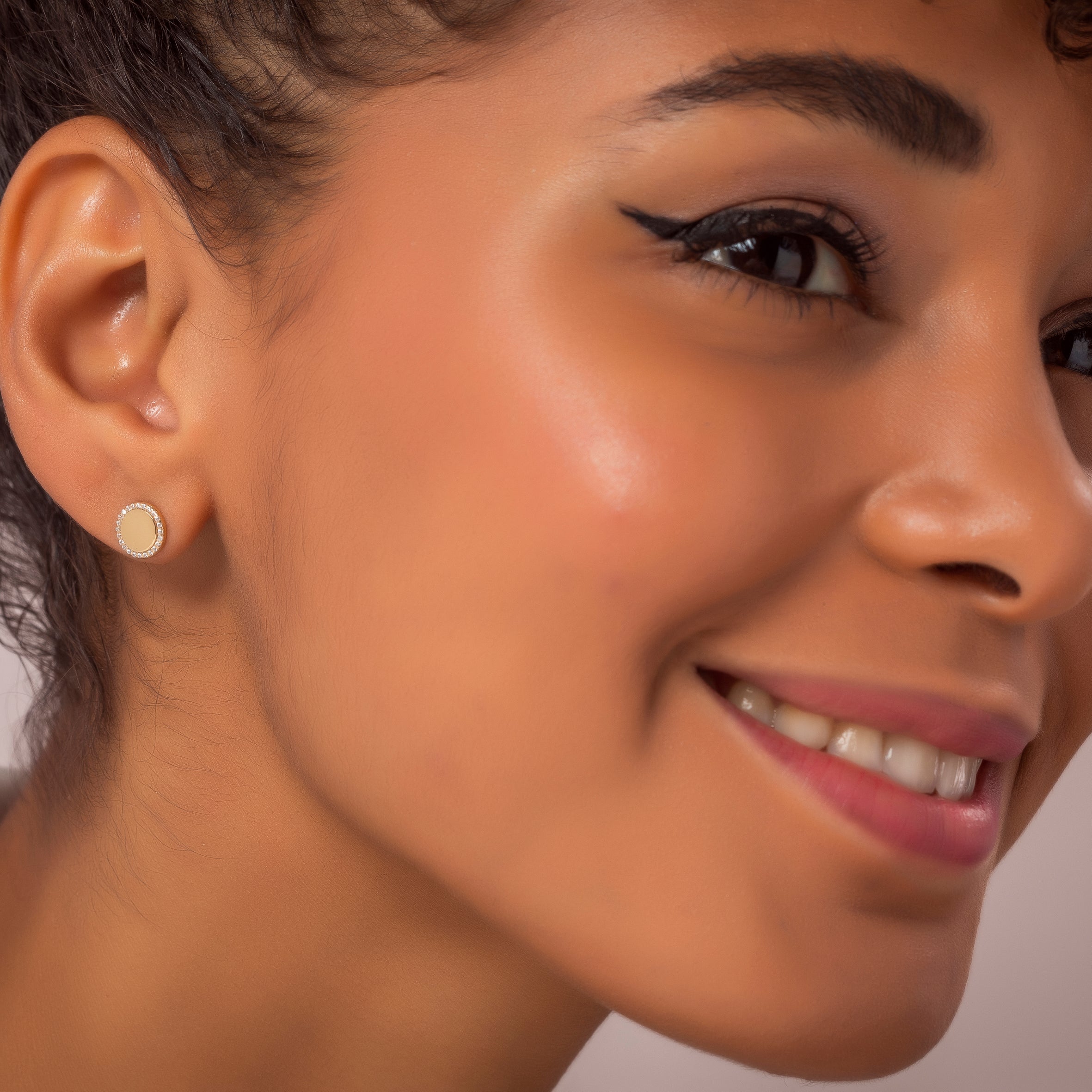 Pendientes Cube Círculo Botón Bañado en Oro, elegantes y modernos, fabricados en Plata de Primera Ley 925 con un acabado dorado.