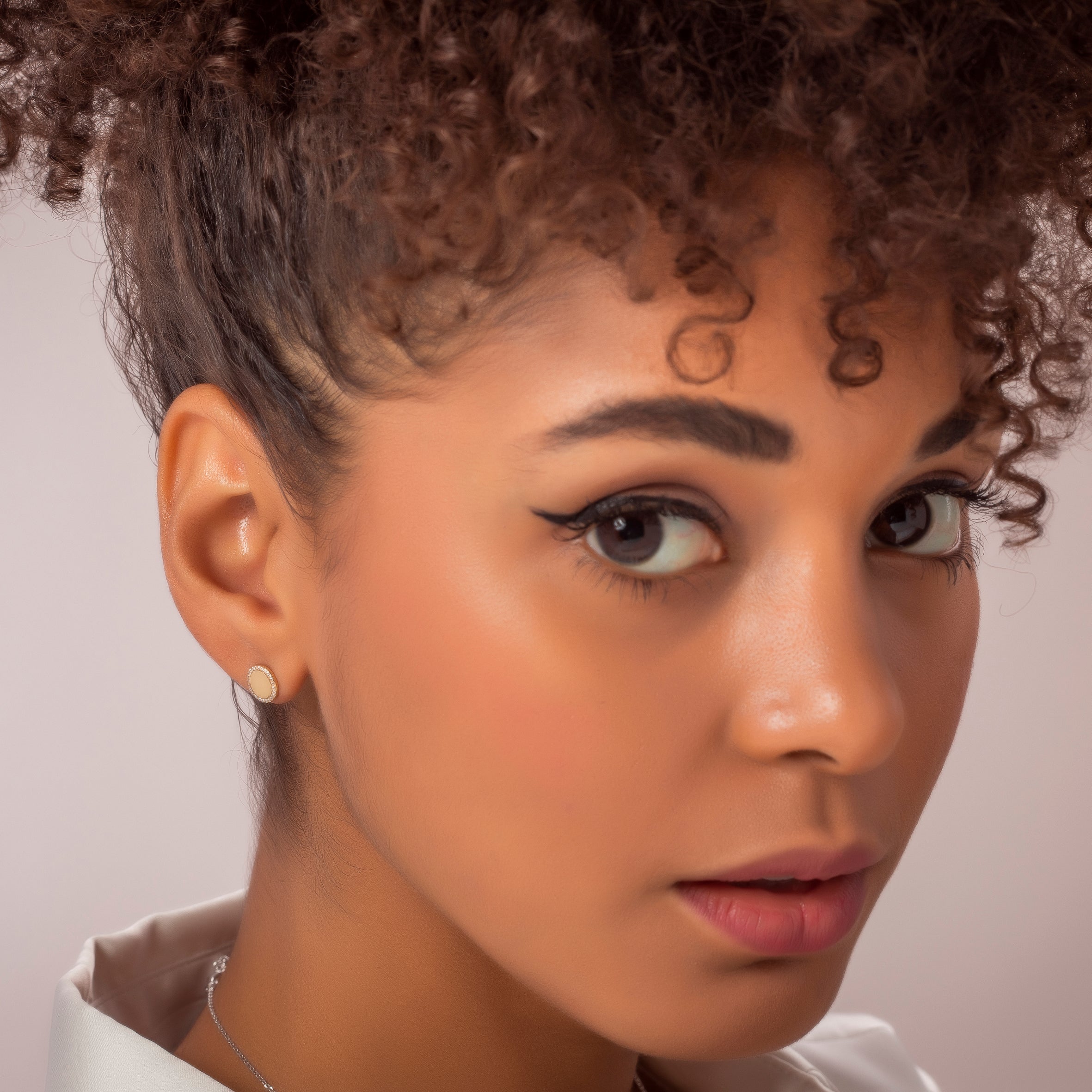 Pendientes Cube Círculo Botón Bañado en Oro, elegantes y modernos, fabricados en Plata de Primera Ley 925 con un acabado dorado.