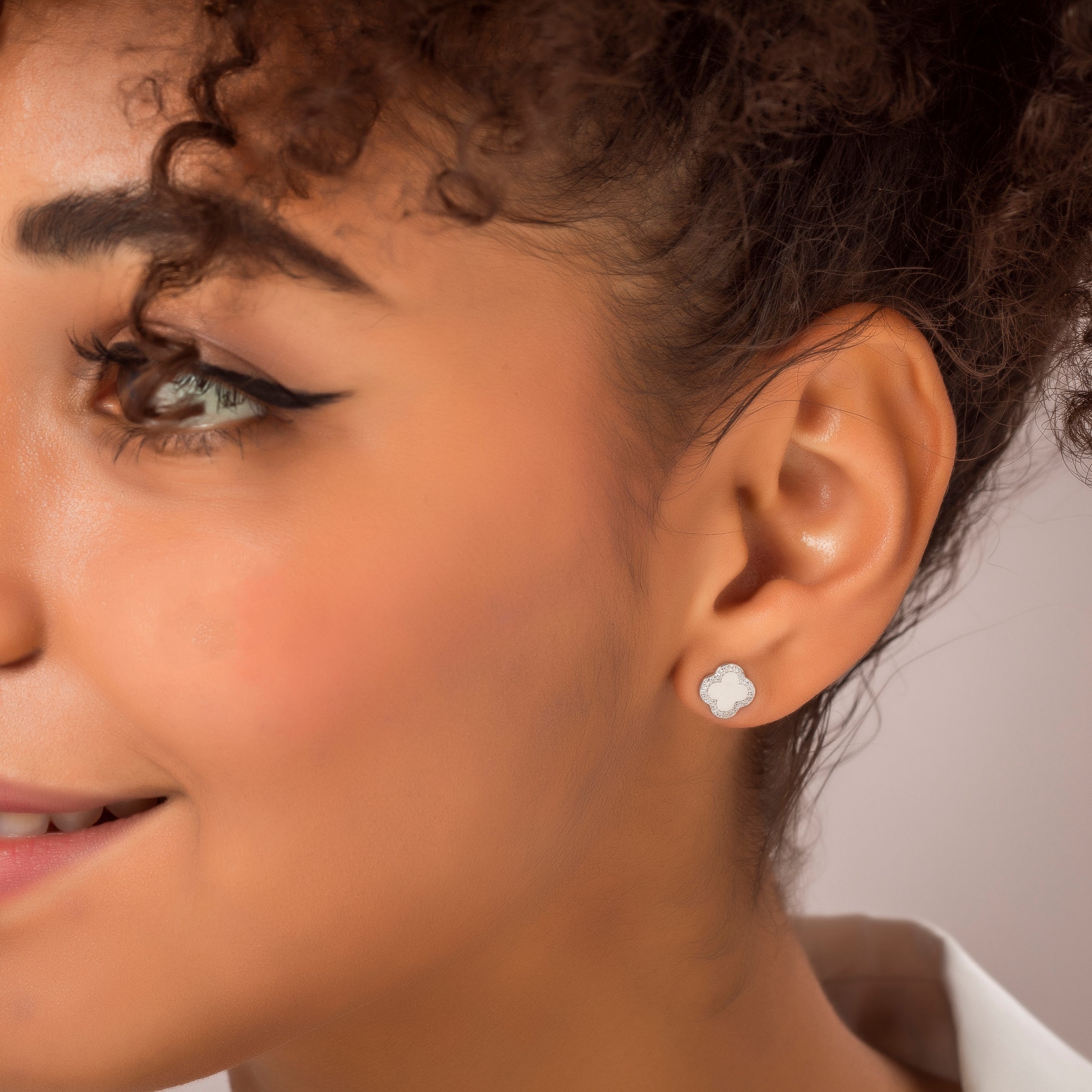 Pendientes Cube Flor Plata en forma de flor con circonitas brillantes, elaborados en Plata de Primera Ley, perfectos para cualquier ocasión.