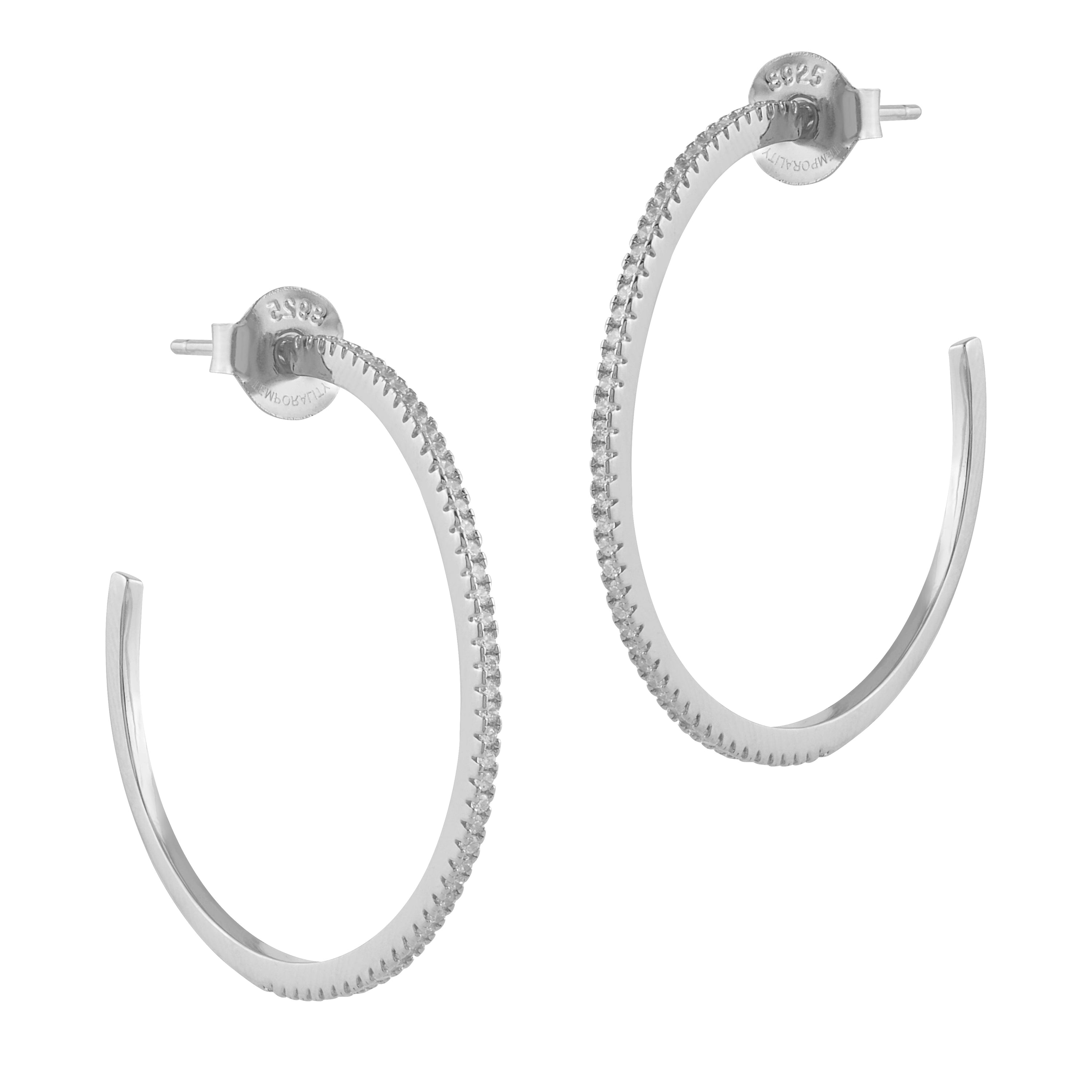 Pendientes de aro grande de plata con circonitas blancas brillantes, perfectos para ocasiones elegantes.
