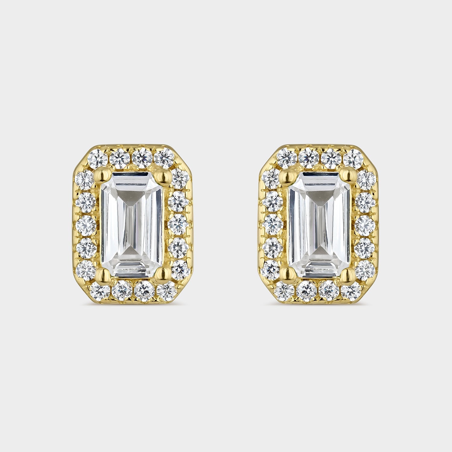 Pendientes de plata bañada en oro amarillo con circonita rectangular y circonitas blancas, brillantes y elegantes.