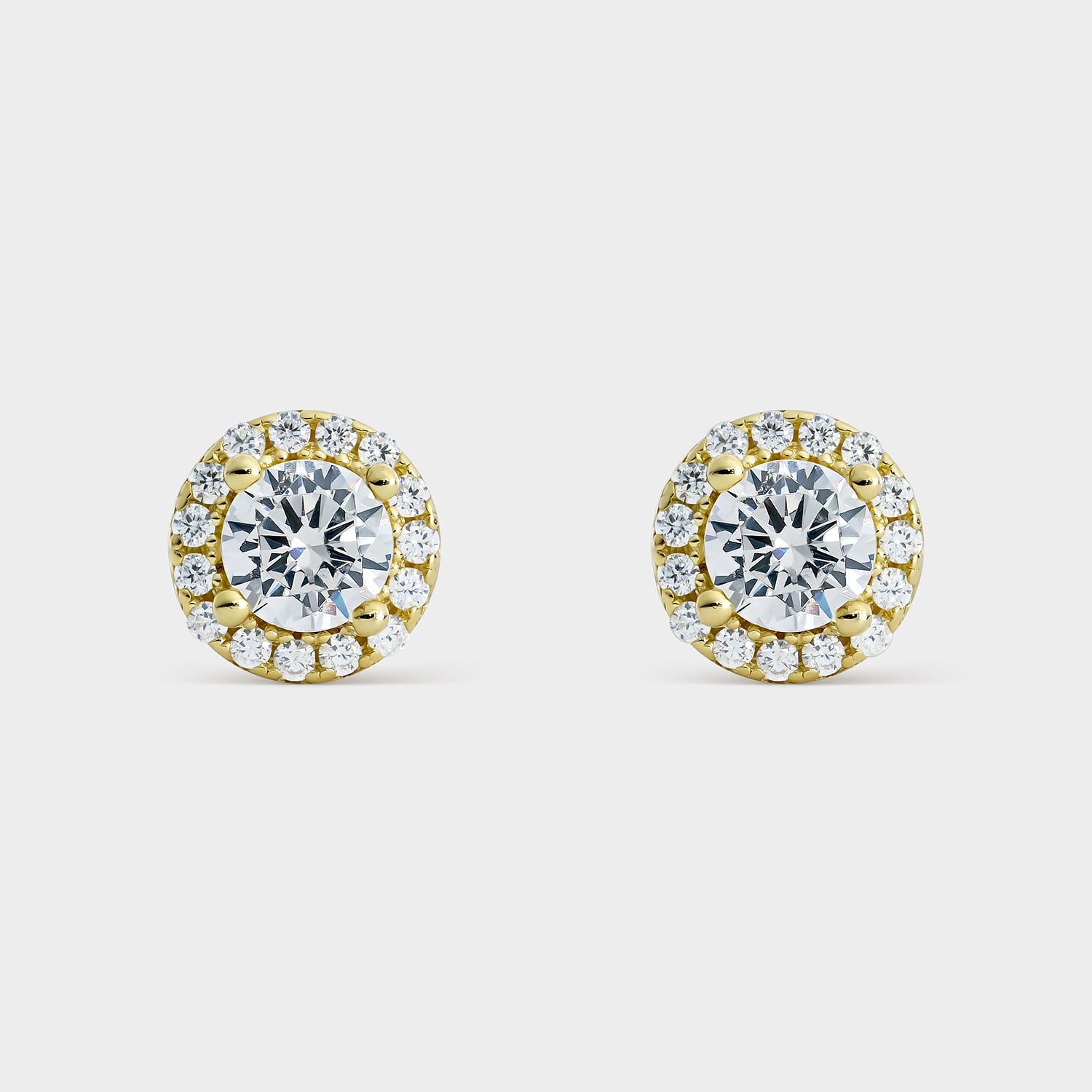 Pendientes de plata bañada en oro con circonitas brillantes, presentando un diseño elegante y sofisticado.