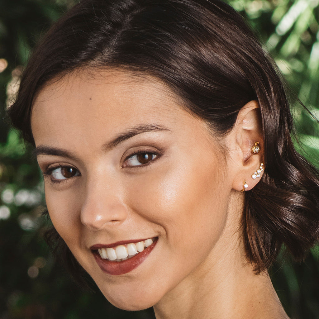 Pendientes elegantes de plata bañada en oro amarillo con circonitas blancas en racimo, perfectos para ocasiones especiales.