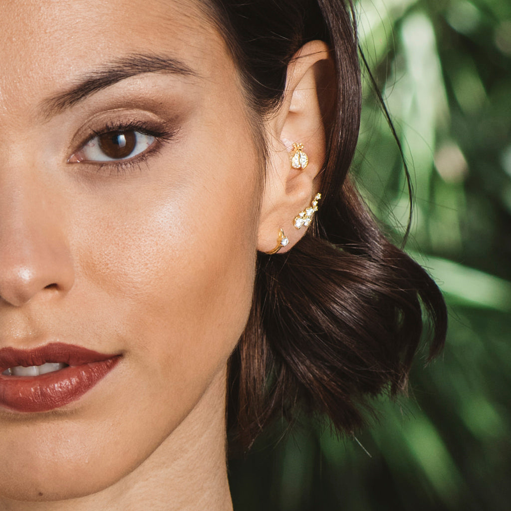 Pendientes elegantes de plata bañada en oro amarillo con circonitas blancas en racimo, perfectos para ocasiones especiales.