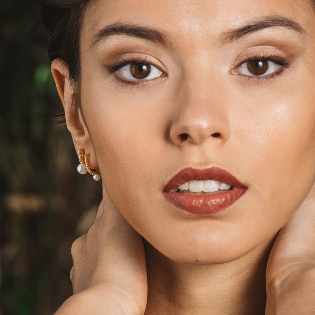 Pendientes de plata bañada en oro con perla colgante y circonitas blancas, elegantes y modernos.