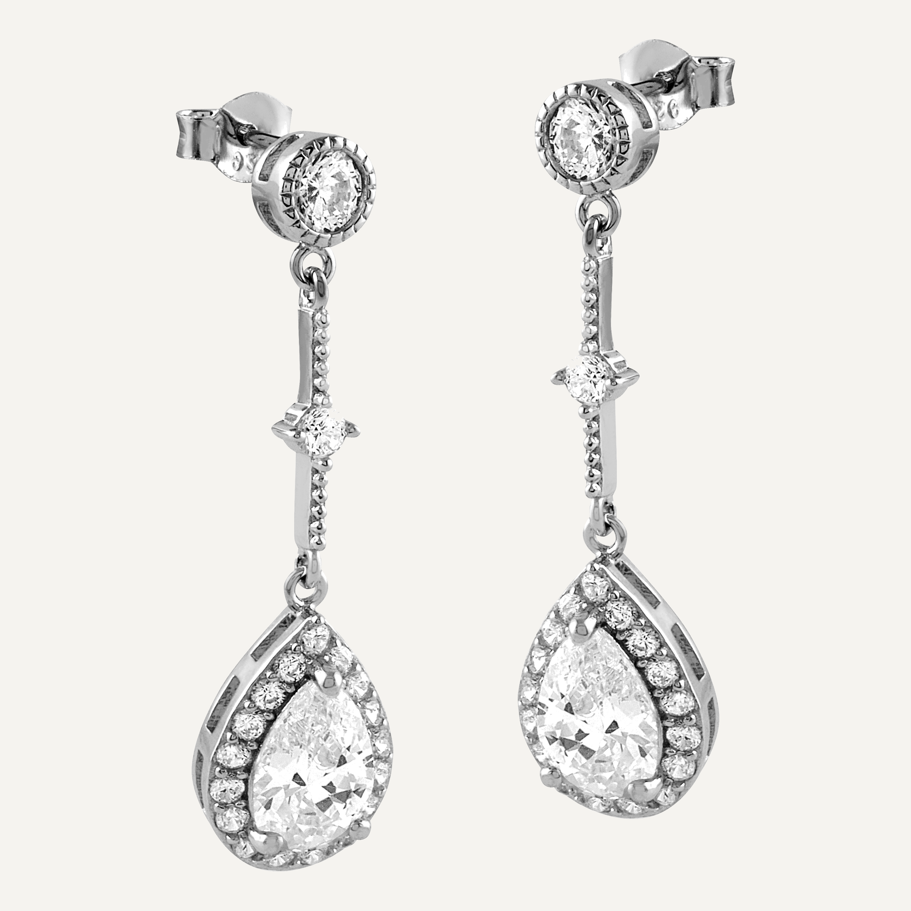 Pendientes de plata ovalados con circonitas blancas brillantes, perfectos para ocasiones elegantes.