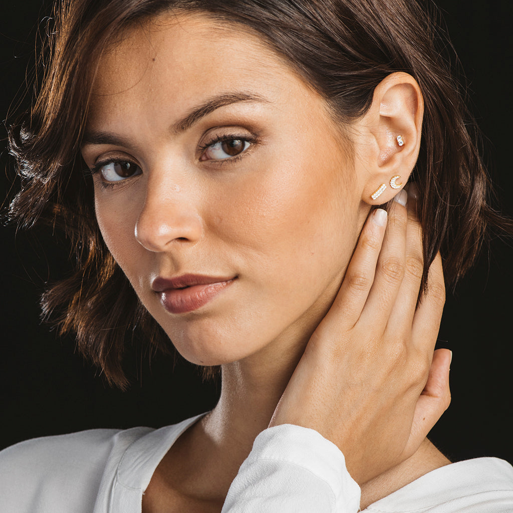 Pendientes elegantes de plata bañados en oro con dos circonitas blancas brillantes, perfectos para cualquier ocasión.