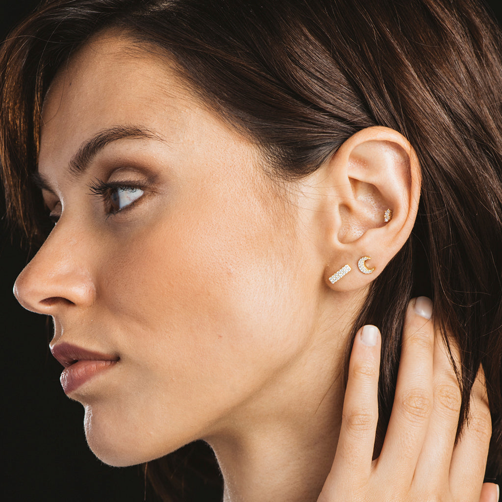 Pendientes elegantes de plata bañados en oro con dos circonitas blancas brillantes, perfectos para cualquier ocasión.