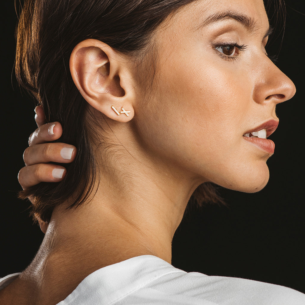 Pendientes Equis de Plata bañados en Oro con Circonitas, diseño moderno y elegante en forma de X.