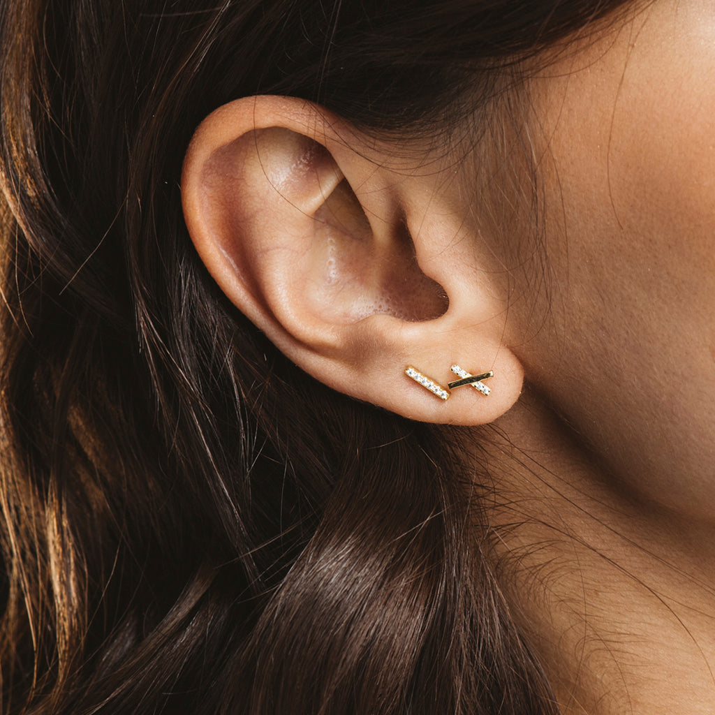 Pendientes Equis de Plata bañados en Oro con Circonitas, diseño moderno y elegante en forma de X.