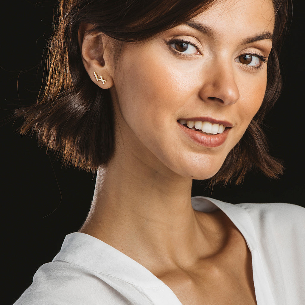 Pendientes Equis de Plata bañados en Oro con Circonitas, diseño moderno y elegante en forma de X.