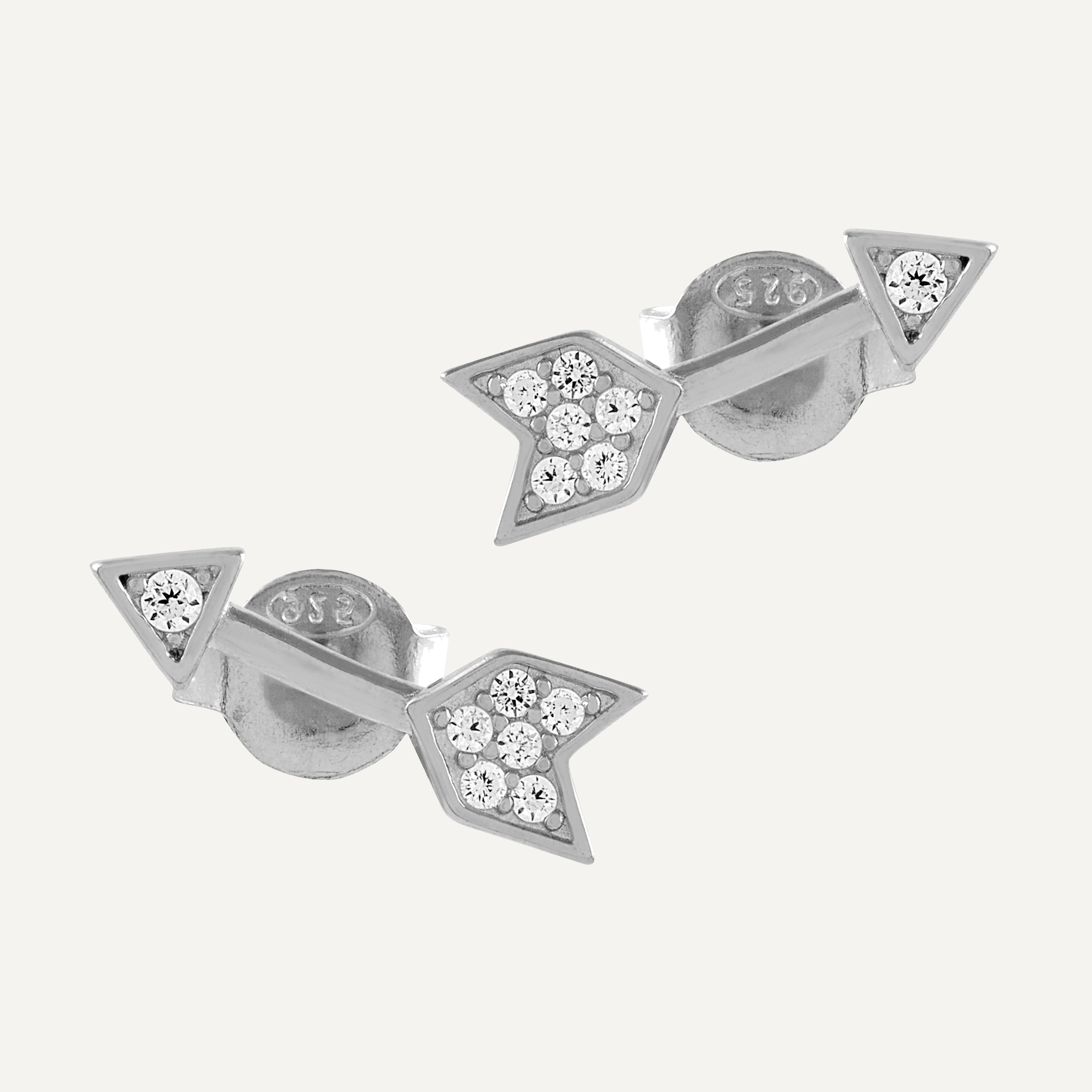 Pendientes Flecha del Amor en plata de ley con circonitas blancas, diseño elegante y simbólico en forma de flecha.