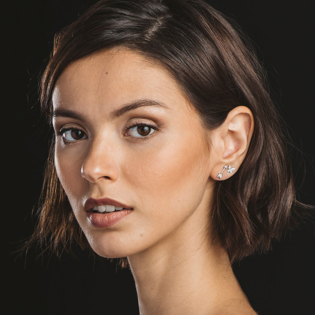 Pendientes Flecha del Amor en plata de ley con circonitas blancas, diseño elegante y simbólico en forma de flecha.