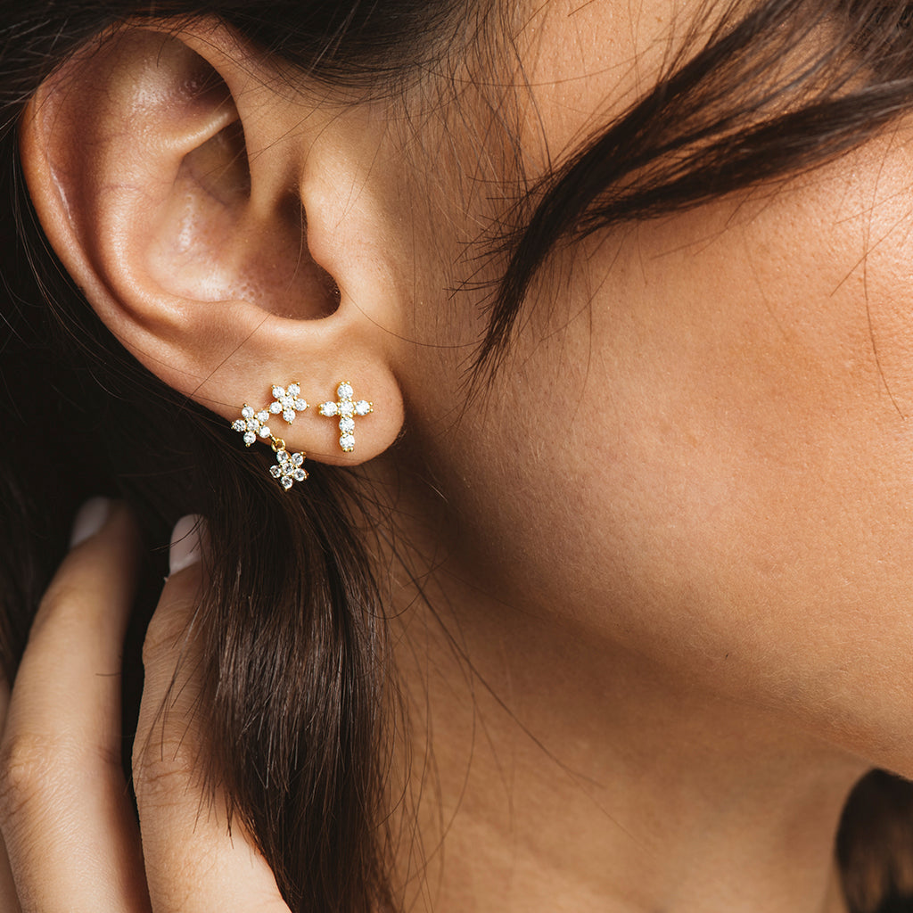 Pendientes de flores en plata bañados en oro con circonitas blancas, elegantes y sofisticados.