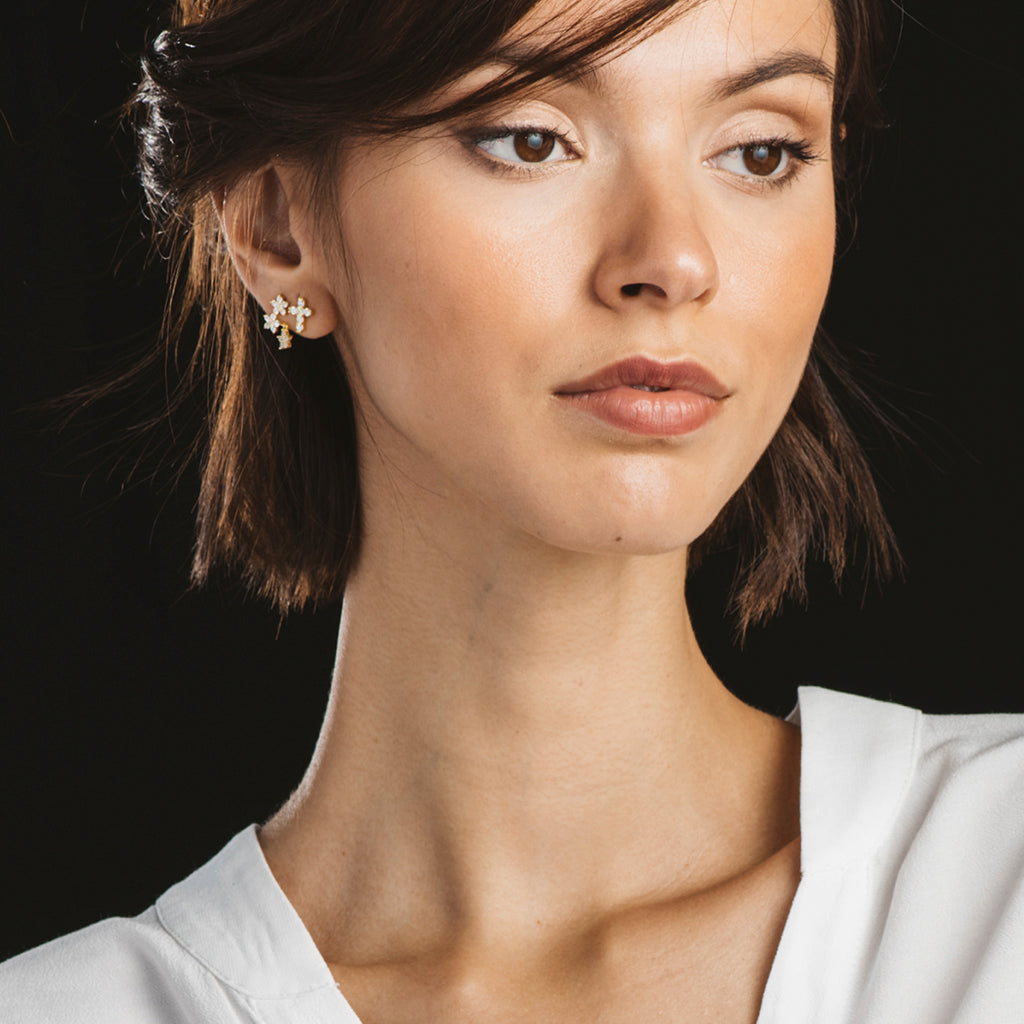 Pendientes de flores en plata bañados en oro con circonitas blancas, elegantes y sofisticados.