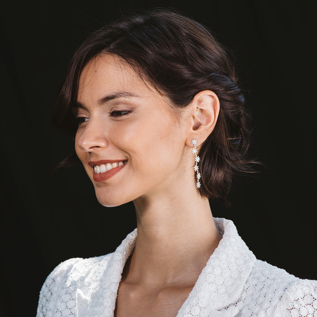 Pendientes largos de flores en plata con circonitas blancas, elegantes y brillantes, perfectos para cualquier ocasión.