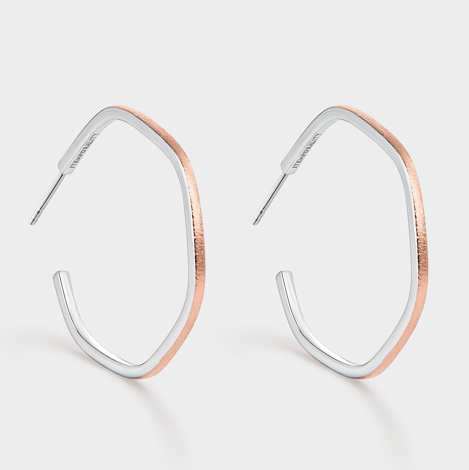 Pendientes hexágono bicolor con texturas mate y plateadas, bañados en oro rosa, perfectos para cualquier ocasión.