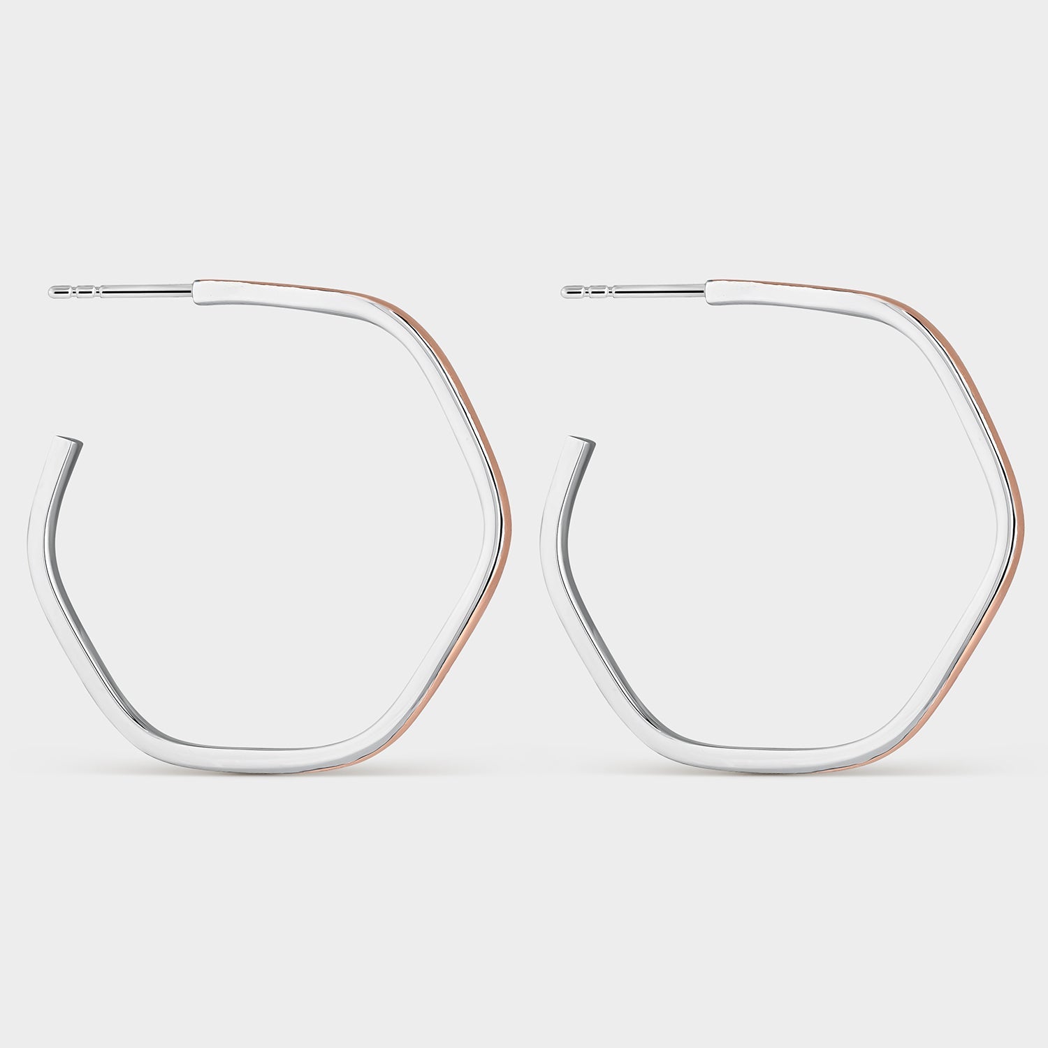 Pendientes hexágono bicolor con texturas mate y plateadas, bañados en oro rosa, perfectos para cualquier ocasión.