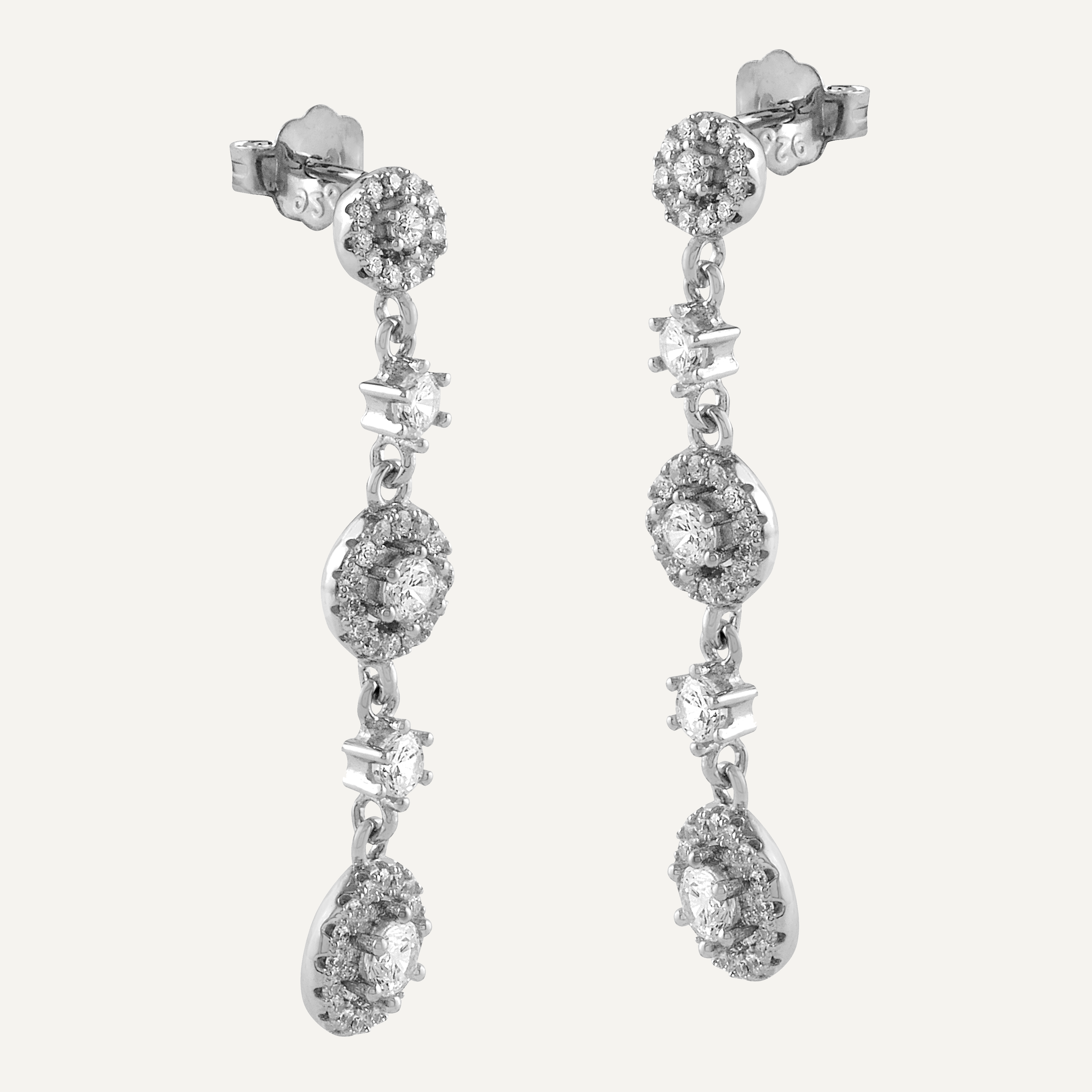 Pendientes largos de plata con circonitas circulares brillantes, elegantes y sofisticados, perfectos para cualquier ocasión.