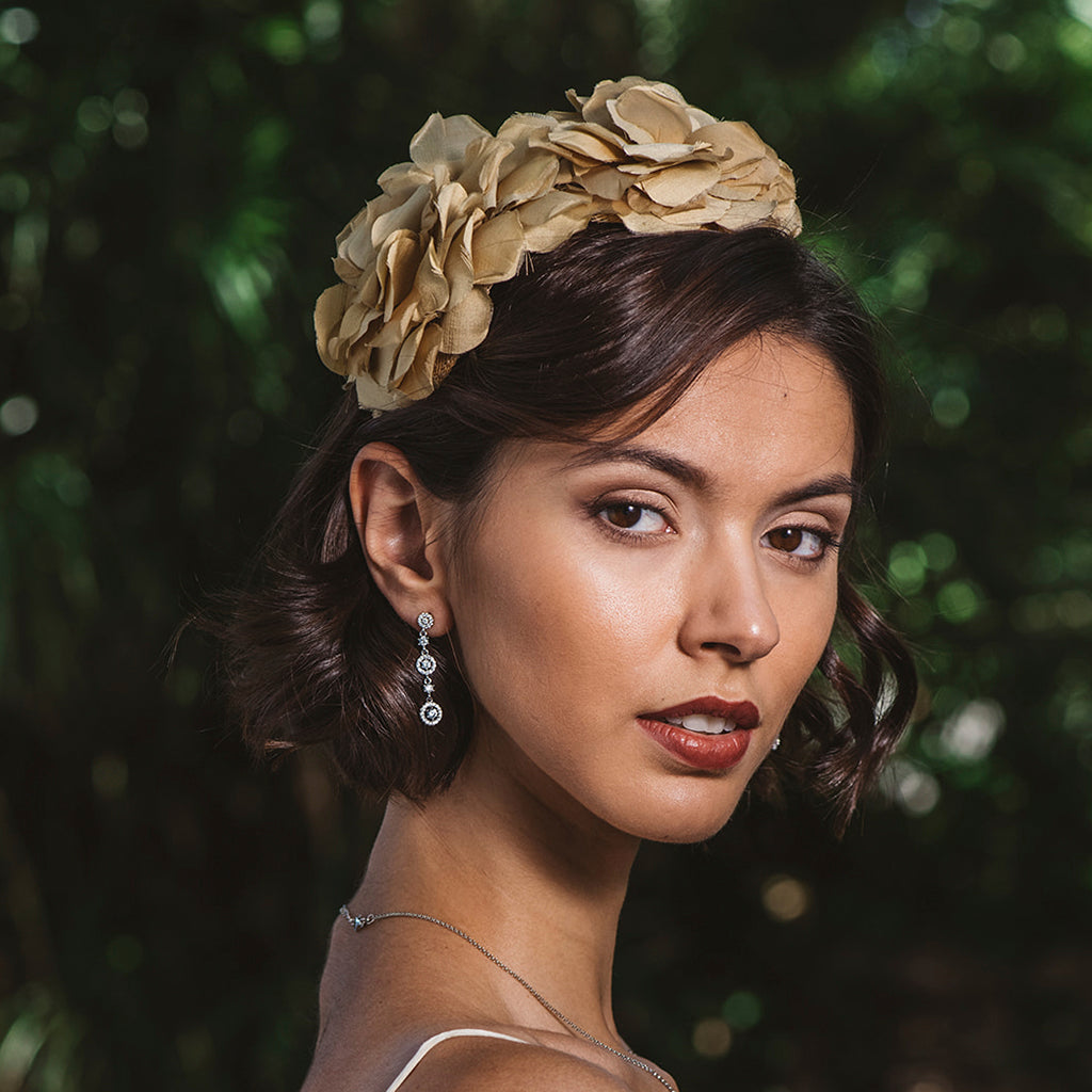 Pendientes largos de plata con circonitas circulares brillantes, elegantes y sofisticados, perfectos para cualquier ocasión.